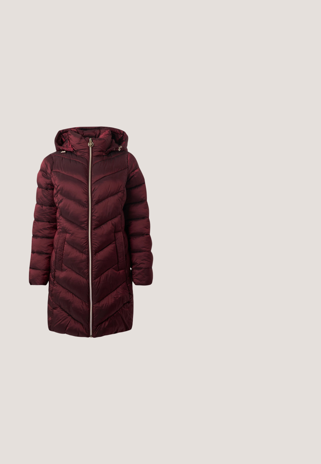 Long manteau matelassé bordeaux avec capuche, manches longues, fermeture éclair devant et deux poches latérales, présenté sur un fond clair uni.; T-shirt en coton bordeaux avec un col rond, des manches courtes, et un logo en forme de cœur blanc avec l'inscription « BOSS » sur la poitrine gauche.; Pantalon large marron foncé avec taille élastique, coutures sur l'avant, logo sur le côté et fentes à l'avant de l'ourlet.; Baskets en cuir bourgogne avec panneau en tissu texturé et motif de logo, semelle en caoutchouc blanche, et lacets ton sur ton. Accent doré à l'arrière.; Sac à main en cuir rouge foncé avec deux poignées, une bandoulière détachable, une fermeture éclair dorée et une petite plaque de marque dorée sur le devant.; Boucles d'oreilles en or en forme de créoles avec des pierres précieuses rectangulaires roses près des fermoirs sur un fond blanc uni.