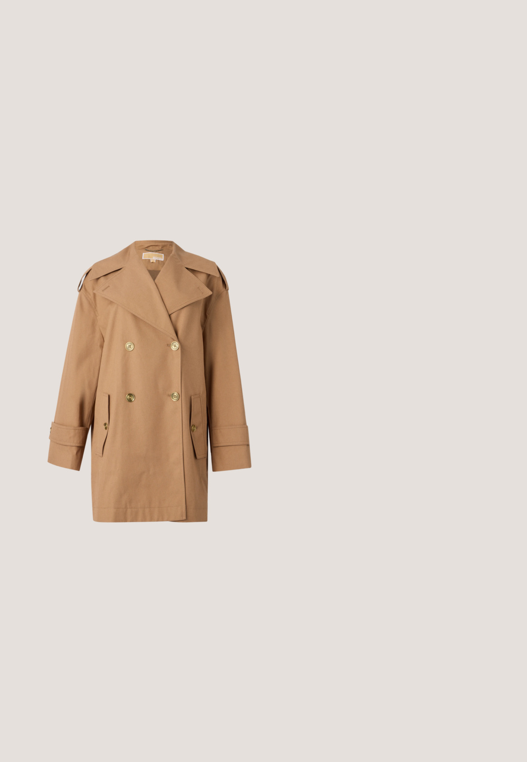 Brun dobbeltbrystet trenchcoat lavet af bomuld. Har store guldknapper, brede revers og to forlommer. Mellemlange ærmer.; Mørkeblå kjole med korte ærmer, skjortekrave, struktureret stof, bælte i taljen og to sidelommer.; Tanfarvet ruskind damesko med blokhæl, syninger og en strop over vristen, vist på hvid baggrund.; Rektangulære solbriller med guldramme, graduere brune linser og sorte tiber, der hviler på en hvid overflade.; Sort læderhandtaske med dobbelte hanke og en aftagelig skulderrem, der har en frontlomme sikret med en guldlås. Guld hardware detaljer.; Guldfarvet ørering formet som en rose, med et struktureret petaldesign prydet med klare rhinsten og små bladdetaljer.