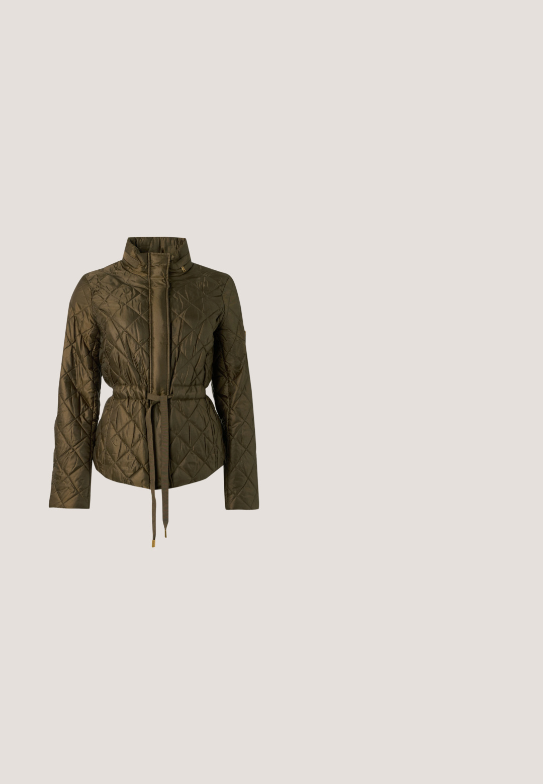 Veste matelassée vert olive avec manches longues, col montant et ceinture à nouer à la taille sur un fond clair uni.; La blouse à manches courtes en imprimé léopard présente un col rond, un tissu doux et une coupe décontractée, mettant en valeur diverses nuances de marron et de motifs noirs.; Pantalon droit taille haute à imprimé léopard, avec poches avant et fermeture par bouton.; Escarpin en cuir noir avec un bout pointu, un décolleté bas et un ornement doré décoratif. Doté d'un talon aiguille et d'une texture lisse.; Sac à main en cuir vert olive Michael Kors avec bandoulière chaîne dorée, fermeture éclair et breloque logo MK dorée suspendue.; Boucles d'oreilles anneaux ouverts dorés en forme de cœurs asymétriques avec fermoirs à clapet sur fond blanc.