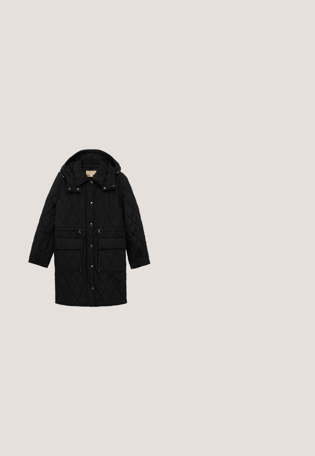 Sort tungt quilted jakke med hætte, knaplukning foran, justerbare snore i taljen og store forlommer.; Lys grå chunky strikket sweater med ribbet mønster, høj hals, lange ærmer og en lidt cropped pasform.; Sorte denim jeans med en afslappet pasform, lige ben design, falmet tekstur, fem-lomme stil og sølvknaplukning i taljen.; Sort læderankelstøvle med spids tå, flad hæl og dekorativ metalspænde på siden. Glat tekstur og minimalistisk design.; Sort lædertaske med buet silhuet, fladt håndtag og matchende lynlåspung. Har en guldfarvet logoaccents på fronten.; Sølv øreringe i hjerteform med overlappende hjertedesign, med en glat finish og buede accenter.