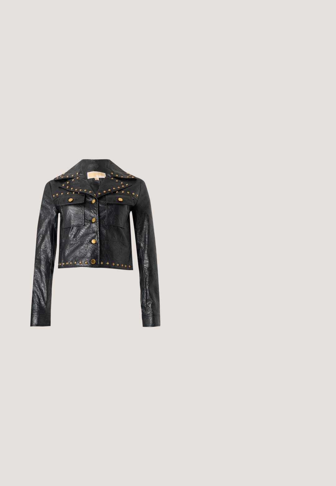 Veste courte en similicuir noir avec des clous dorés, boutons sur le devant, deux poches poitrine et un large col.; Robe ajustée sans manches avec haut imprimé léopard et bas géométrique multicolore en tons pêche, jaune et rose, dotée d'une fermeture éclair au dos.; Escarpin à bout pointu à talon haut blanc et or avec bride arrière élastique noire portant l'inscription "VERSACE JEANS".; Lunettes de soleil noires avec une monture carrée, des verres foncés et un accent circulaire doré sur la branche. Fabriquées en plastique brillant.; Love Moschino SMART DAILY BAG - Sac bandoulière - black; Boucles d'oreilles clous en ton or, l'une en forme de singe tenant des cercles, l'autre avec un design ovale de feuille texturée.