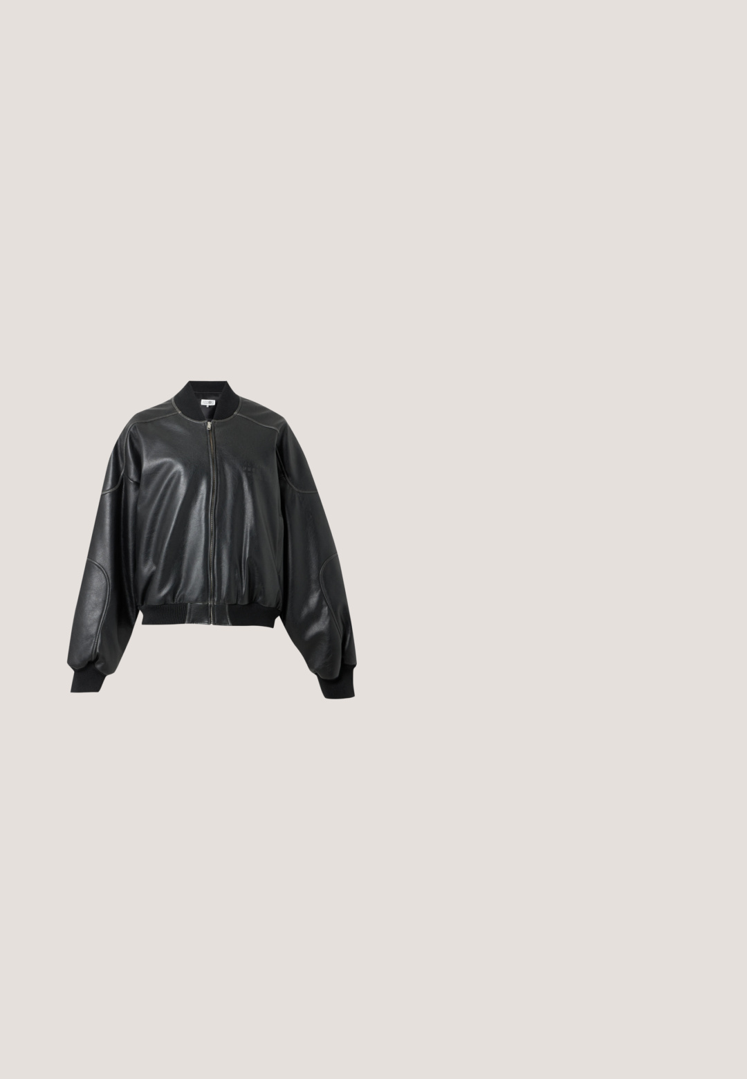 Veste bomber noire en similicuir avec col, poignets et ourlet côtelés, dotée de longues manches ballon et d'une fermeture éclair devant.; CLOSED CREWNECK LONGSLEEVE - T-shirt à manches longues - black; Jean à taille haute et jambes larges en denim noir délavé avec poches avant, passants de ceinture et fermeture à bouton en cuivre.; Chaussure noire à bout pointu avec un talon bas unique sculpté en forme ronde et une tige en cuir lisse, vue de profil sur un fond blanc.; Sac à main en cuir noir avec une forme structurée, un dessus plat, une fine bandoulière et un accent logo prominent à l'avant. Texture lisse.; Paire de boucles d'oreilles créoles en argent poli avec de petits pendentifs en forme de goutte irrégulière suspendus à chaque créole sur un fond gris uni.