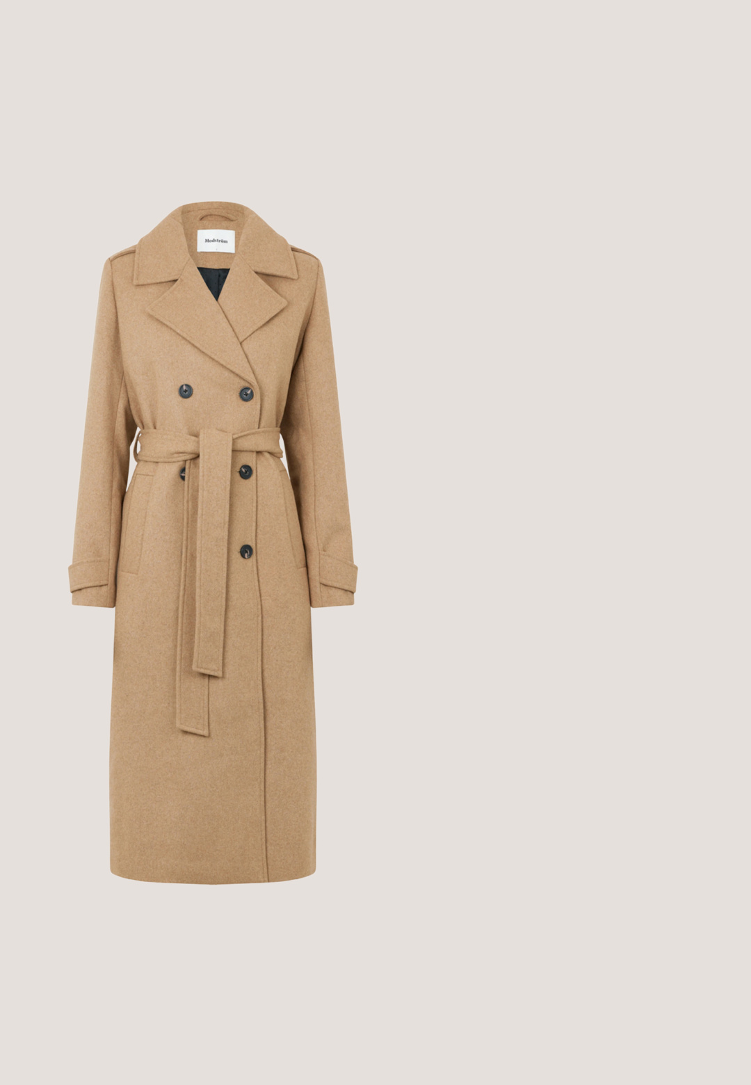 Manteau en laine couleur camel à double boutonnage, avec de grands revers et une ceinture à nouer. Présente deux poches avant et des boutons foncés.; Blouse blanche en satin à manches longues avec col classique et patte de boutonnage cachée, présentée sur un fond uni gris clair.; Pantalon beige à jambes larges avec fermeture avant dissimulée et poches latérales, conçu pour un look formel ou business casual.; Mocassins en cuir noir avec une finition lisse, à bout rond, et une sangle décorative sur le devant. Design à faible talon carré.; Sac à main en cuir marron avec surface texturée, bandoulière courbée unique, et petit logo de marque doré au centre avant sur fond blanc.; Boucles d'oreilles en métal doré avec un design lisse et arrondi. Présentent un fermoir à crochet sécurisé et une finition polie pour une surface réfléchissante.