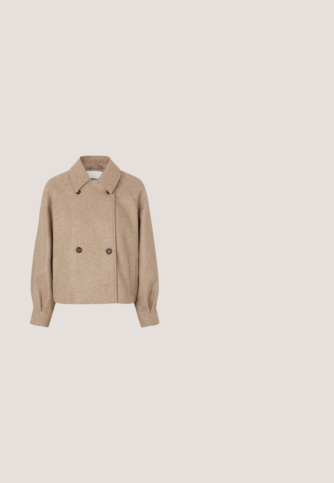 Manteau court en laine beige avec large col, deux boutons à l'avant, manches longues et poches latérales cachées.; Pull en maille de couleur crème à manches longues avec un col rond et des poignets côtelés, présenté sur un fond blanc uni.; Pantalons beiges de mi-longueur en tissu doux. Comprend une taille large, des plis avant et des jambes fuselées avec des ourlets retroussés.; Bottes chelsea en suède beige avec un bout pointu et un talon bas et fin. Texture lisse avec un design minimaliste, sans quincaillerie visible.; Sac à épaule en daim marron avec deux longues bandoulières et une forme rectangulaire souple, légèrement arrondie, sur un fond uni.; Paire de clous d'oreilles en forme de nœud, couleur or brillant, sur un fond blanc uni.