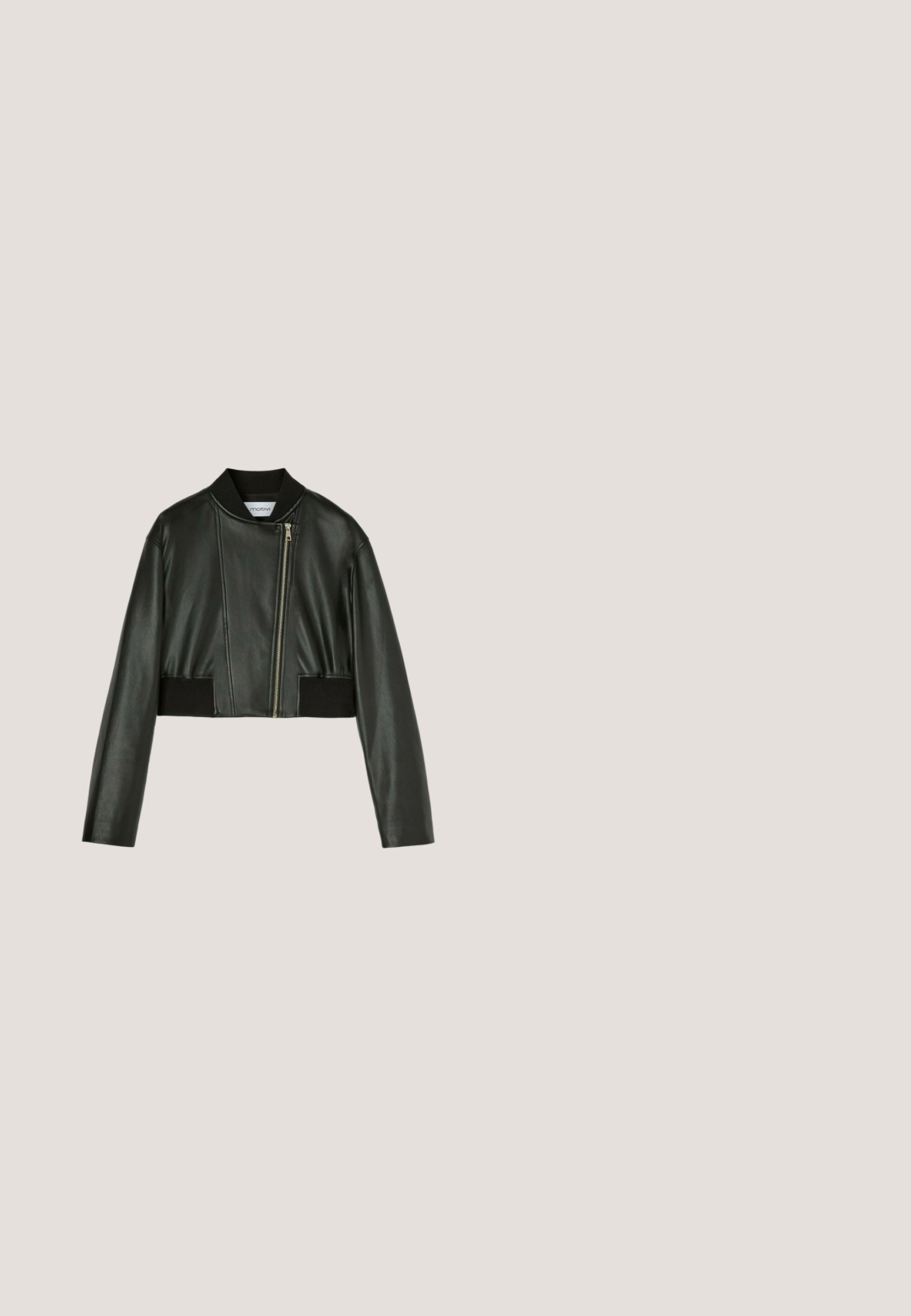 Sort cropped læderjakke med ståkrave, asymmetrisk lynlås og ribstrikkede detaljer ved kanten og manchetterne. Glat tekstur.; Sort todelt tøj sæt bestående af en en-skulder crop top og en højtaljet nederdel med tvistet detalje og sideslids. Glat stof.; Sort laklæder højhælet sko med spids tå og buet stiletthæl på hvid baggrund.; Sorte solbriller med en kraftig firkantet stel og gradientlinser. Har hardware i guldtonet farve på stængerne. Glat mat finish.; Sort patentlæder håndtaske med en guldkæde-strop, rektangulær form, med en frontklaplukning og et metallisk logo-accent.; Sort læderbælte med dobbelt geometrisk udskæringsdesign og guldfarvet metalhardware, vist fladt på en lys baggrund.