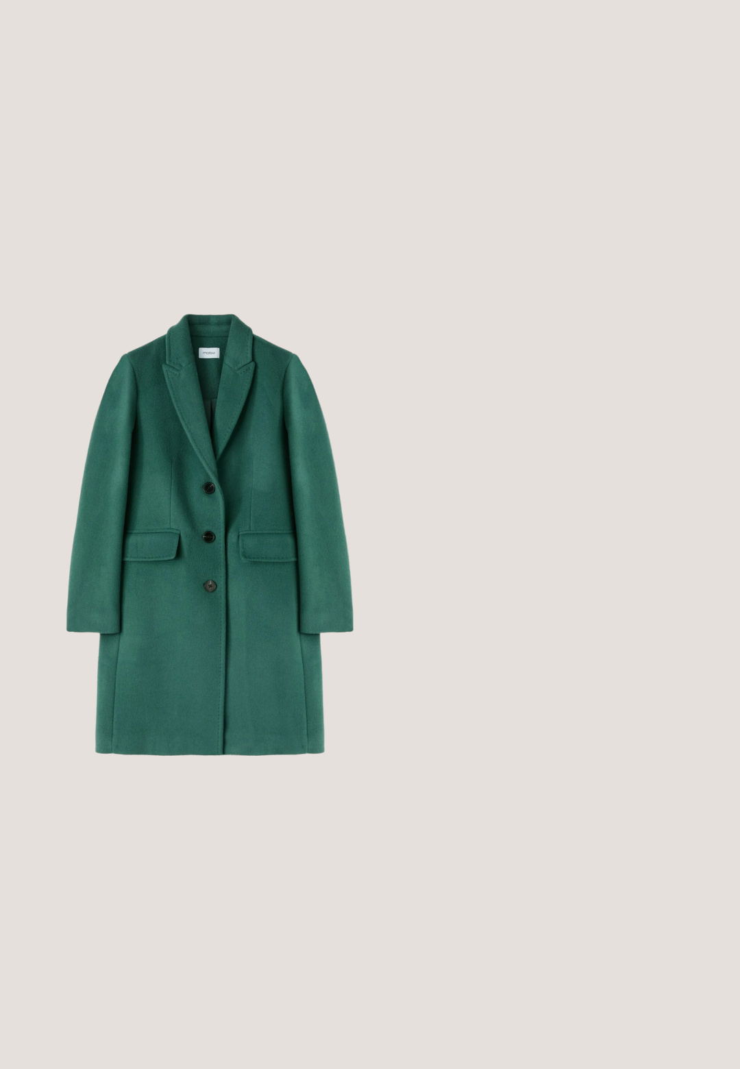 Abrigo de mezcla de lana verde con cuello con muesca, tres botones, dos bolsillos frontales y una silueta entallada. Textura suave e interior sin forro.; Vestido verde oscuro con cuello redondo, que presenta mangas de tela transparente adornadas con aplicaciones florales en capas. Textura suave y corte relajado.; Zapato verde con estampado de piel de serpiente, puntera puntiaguda y tacón bajo con adorno dorado en el talón y en el lateral.; Gafas de sol cat-eye de color verde oscuro con lentes oscuros, acabado mate y detalles dorados en las bisagras. Patillas delgadas con un acabado brillante.; Bolso de mano de piel verde con textura trenzada, cadena dorada y cierre de broche. Forma rectangular con un acabado suave.; Pendientes colgantes de oro con grandes piedras verdes de corte esmeralda y piedras claras rectangulares más pequeñas encima, sobre un fondo liso.