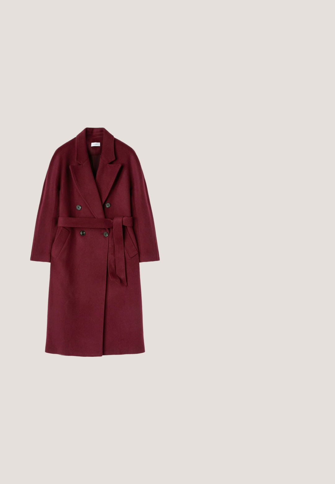 Manteau en mélange de laine bordeaux avec un design à double boutonnage, des revers crantés, des poches avant et une ceinture assortie. Texture lisse.; Robe en mailles bordeaux avec des manches longues, décolleté en V et design de corsage torsadé. Jupes évasée avec texture verticale. Fini en tissu lisse.; Anna Field Bottes - bordeaux; Des lunettes de soleil style œil de chat en plastique rouge profond avec des verres gris dégradés. Comportent un accent doré sur la branche avec un détail de logo.; Sac à main en cuir Valentino bordeaux avec logo doré, bandoulière réglable et amovible, et fermeture éclair dorée.; Bague en or rose avec un incrustation maroon ronde et un design en forme de cœur en contour de cristaux transparents. Marquée "Furla" sur l'anneau.