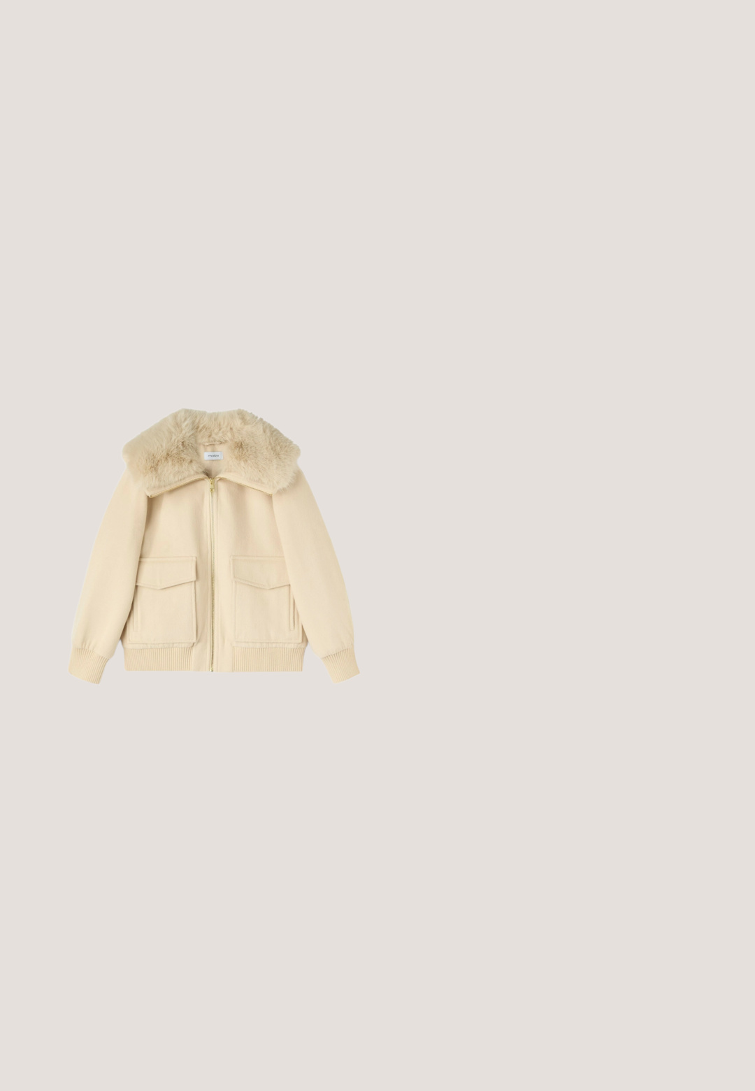 Beige ritjack met een faux fur kraag, ribbel manchetten en twee voorkeurszakken. Zacht materiaal met een gladde textuur.; Witte cropped sweater met een geribbelde textuur, grote kraag en drie decoratieve knopen bij de halslijn. Lange mouwen met geribbelde boorden.; Wit T-shirt met korte mouwen met omgevouwen manchetten en het woord „Love“ op de borst gemaakt van kleine gele en witte bloemenpatronen.; Donkerblauwe taps toelopende spijkerbroek met hoge taille, knoopsluiting en decoratieve knoopdetails aan de randen van de voorzakken.; Beige suède plateau sneaker met metallic gouden veterogen, glinsterende hiel detail en een reliëflogo aan de zijkant.; Beige getextureerde rechthoekige crossbodytas met goudkleurige hardware en logo "Liu Jo Milano" aan de voorkant, voorzien van een afneembare riem.