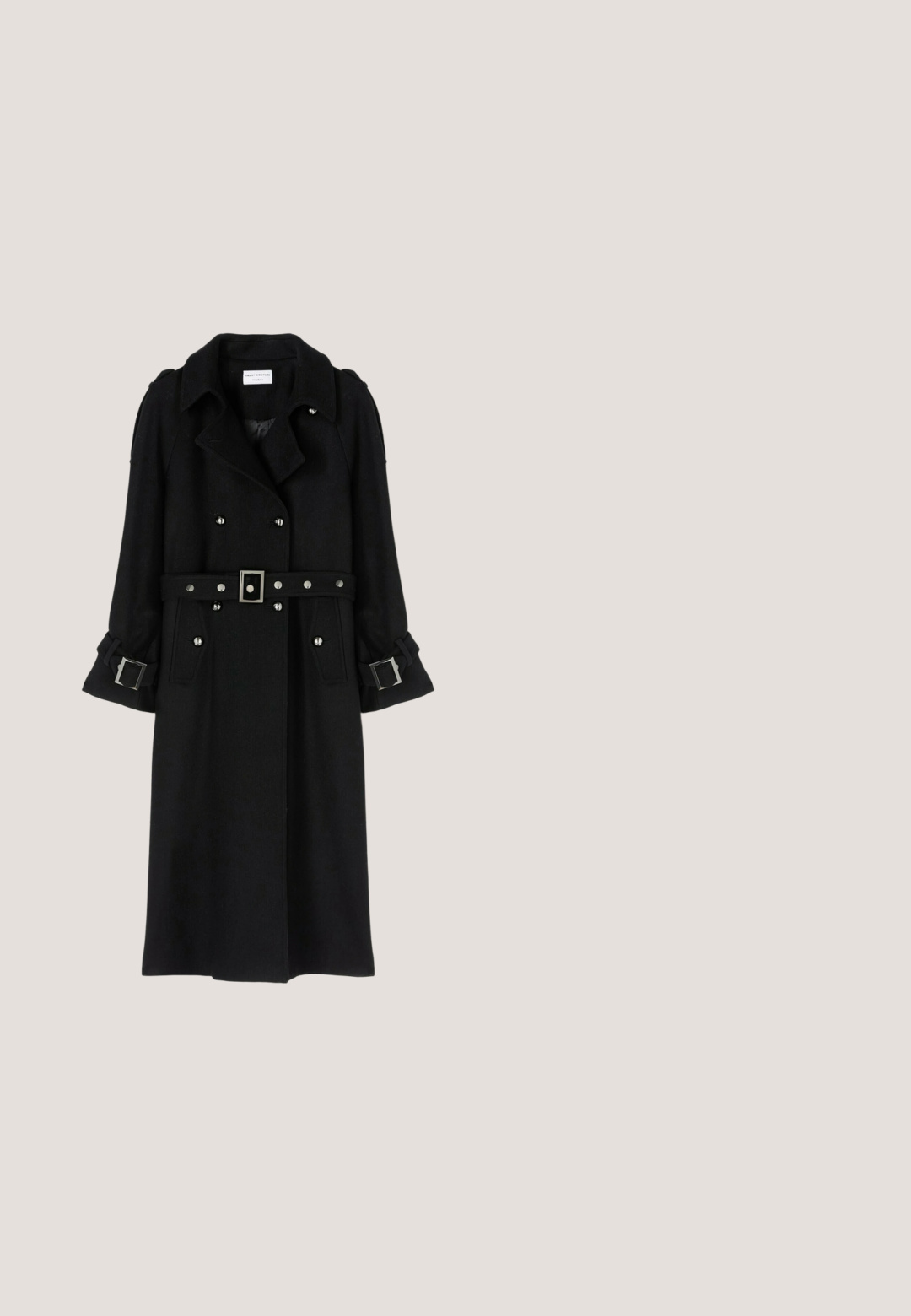 Gabardina negra de lana con botones cruzados, cintura con cinturón y detalles metálicos en los puños y el cuello. Textura suave.; Even&Odd Top - black; Pantalones de cuero negro acampanados con una textura suave, que cuentan con una cinturilla alta y un diseño simple, ajustándose en la parte superior y ensanchándose hacia el dobladillo.; Zapatos de charol negros con una suela de plataforma gruesa y cordones gruesos. Punta redondeada, detalles mínimos y una pequeña lengüeta en la parte trasera.; Bolso de mano de cuero negro con ranuras verticales, herrajes dorados, asa superior, correa de hombro desmontable y un cierre frontal prominente.; Cinturón de cuero negro enrollado, con una hebilla curva dorada brillante y dos bucles dorados a juego sobre un fondo claro.