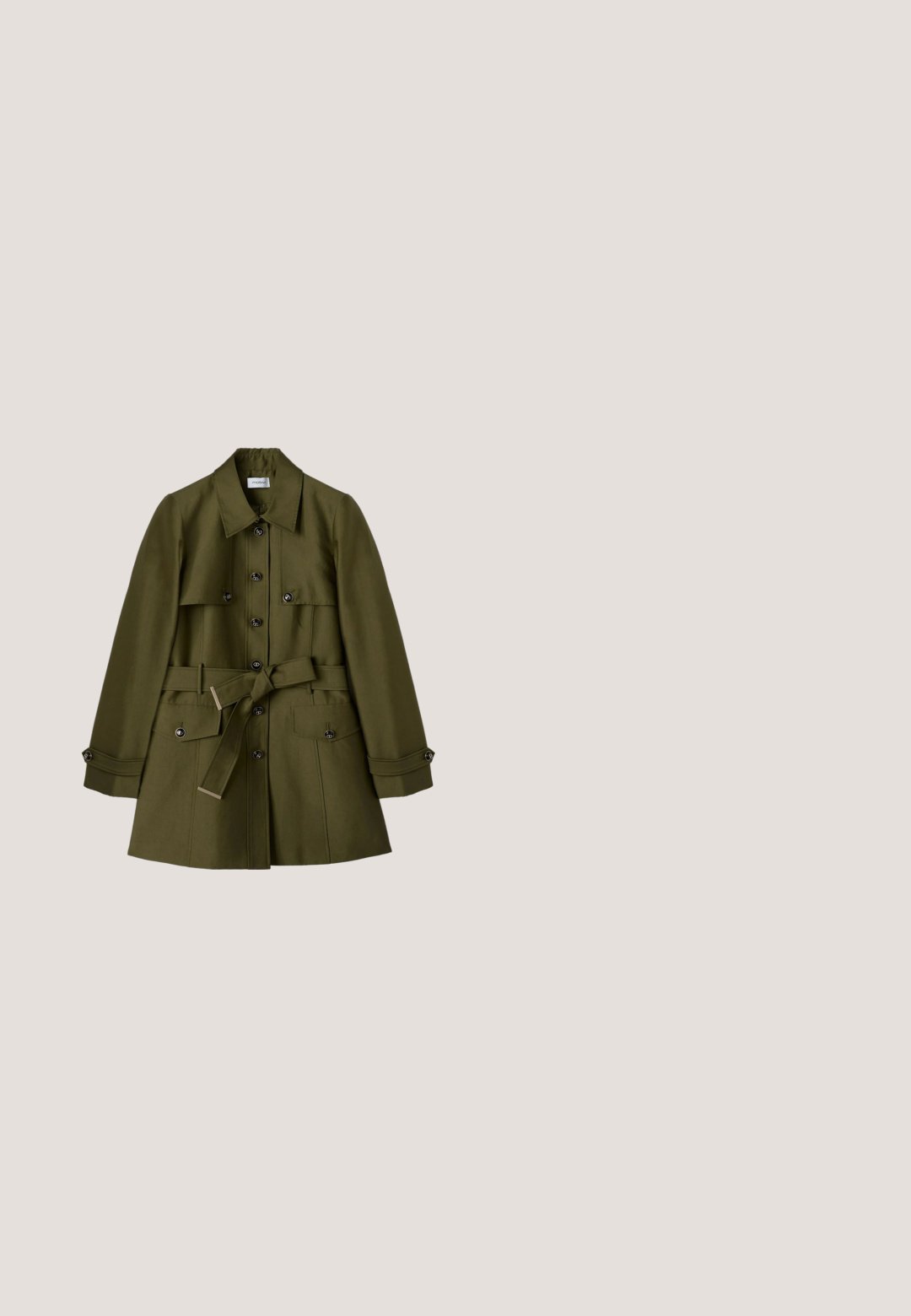 Olivengroene trenchcoat met knoopsluiting, ceintuur in de taille, klepzakken, lange mouwen en een klassieke kraag.; Zwart bloemenjurk met een mouwloos ontwerp, een geplooide taille en ingewikkelde kantdetails met kleine roze en witte bloempatronen.; Zwarte leren sandalen met drie brede banden, versierd met gouden studs, decoratieve franjes en charms in rood en groen. Vlakke zool met een gouden accent.; Cat-eye zonnebrillen met zwarte monturen, grijze glazen en gouden metalen armen met een parelachtige toevoeging. Gladde textuur en hoekig ontwerp.; Zwarte geweven draagtas met twee handvatten, versierd met vijf zwart-witte pompons en een bruine verstelbare schouderriem.; Delicaat gouden armband met zes gelijkmatig verdeelde gele emaille kralen en een verstelbare sluiting met een verbonden verlengketting.