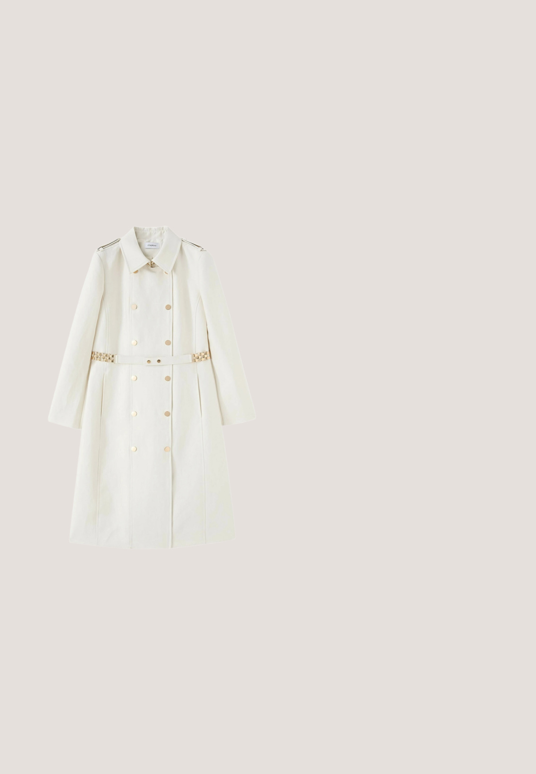 Crèmekleurige lange trenchcoat met gouden dubbele rij knopen, bijpassende riem met gouden kettingdetails en schouderepauletten.; Strapless jurk in crèmekleur met reliëf bloemenpatronen in lichtbeige. Getailleerd ontwerp, gladde textuur, knielange snit en geen zichtbare sluitingen.; Keddo Klassieke pumps - beige; COACH Zonnebril - shiny rose gold-coloured; Kleine beige schoudertas met zwarte handgreep, aparte verstelbare riem en driehoekig logo aan de voorkant, tegen een witte achtergrond.; Fijne gouden kettingarmband met een klein vierbladig klavertje als hanger in het midden en een verstelbare sluiting met een vogelvormige eindhanger.