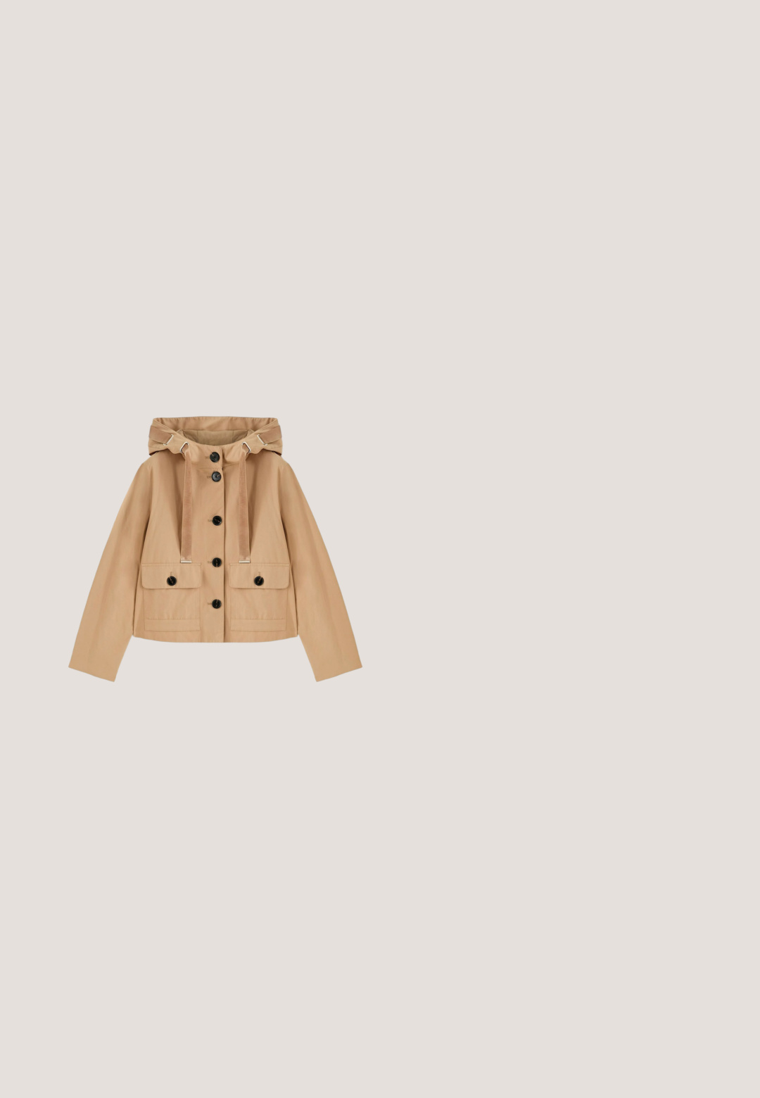 Chaqueta corta beige con capucha, botones delanteros, cordones ajustables y dos bolsillos con solapa y cierre de botón.; Camiseta de manga corta de color azul marino, hecha de algodón, con cuello redondo y un pequeño logo bordado en el pecho. Textura suave.; Pantalones cortos de mezclilla azul claro hasta la rodilla con botón frontal, cierre de cremallera, trabillas para cinturón y diseño de cinco bolsillos sobre un fondo liso.; Zapatillas blancas con acentos negros, que cuentan con una puntera de ante texturizado, cremalleras laterales y una suela de goma. Diseño clásico de corte bajo.; Bolsa tote azul con asas dobles, bolsillo frontal y un pequeño llavero de peluche blanco sujeto al costado.; Pendientes de aro plateados incrustados con cristales facetados transparentes, con cierre de poste y tapones auriculares transparentes sobre un fondo blanco.