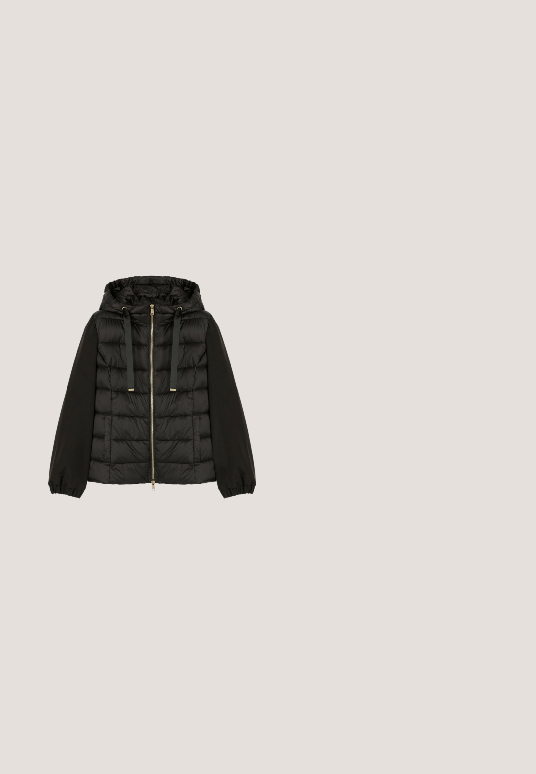 Schwarze gesteppte Kapuzen-Steppjacke mit gestepptem Vorderteil, glatten Ärmeln, Frontreißverschluss, Kordelzugkapuze und elastischen Bündchen.; Schwarzes T-Shirt mit kurzen Ärmeln und einem beigen abstrakten Muster, umrahmt von dem Schriftzug „Palm Studio Denim Coastal Wave“ und darunter „Denim Design Studio“.; Schwarze Denim-Shorts mit hoher Taille, umgeschlagenen Säumen und Fünf-Taschen-Design. Mit Knopfverschluss und Kontrastnähten.; Schwarzer Low-Top-Sneaker mit einem glatten Lederobermaterial, silbernen Hardware-Akzenten und einer strukturierten Gummisohle mit vertikalen Rillen.; Schwarze gesteppte Lederhandtasche mit silberner Kettenhenkel, verstellbarem Schulterriemen und "Karl Lagerfeld" Logo-Plakette auf der Vorderseite.; Silberne Halskette mit Herzanhängern, die kleine rote Steine, ein vierblättriges Kleeblatt, einen Stern, die Sonne und schwarze Steindetails zeigen, verstellbarer Verschluss.