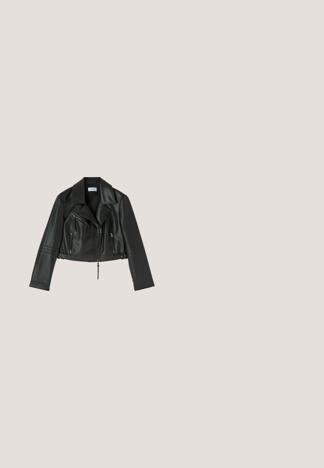 Zwarte cropped leren jas met brede kraag, asymmetrische voorrits, drie ritssluitingen en lange mouwen op witte achtergrond.; Zwart lange mouwen jurk met een aansluitende silhouet, hoge hals en een ritsluiting aan de achterkant. Gladde textuur en rekbare stof. Geen patronen of accenten.; Zwarte leren enkellaars met puntige neus en dunne stilettohak, gladde textuur, zijaanzicht op witte achtergrond.; Cat-eye zonnebrillen met een matte zwart plastic frame, donkere lenzen en een gouden logo-accent op de poot. Hoekig ontwerp en een soepele textuur.; Zwarte leren handtas met een gestructureerde vorm, voorzien van een bovenhandgreep en een kettingriem met goudkleurige schakels. Decoratieve gouden hardware met logodetail.; Zwarte leren riem met een brede band en een grote onregelmatige koperen metalen gesp.