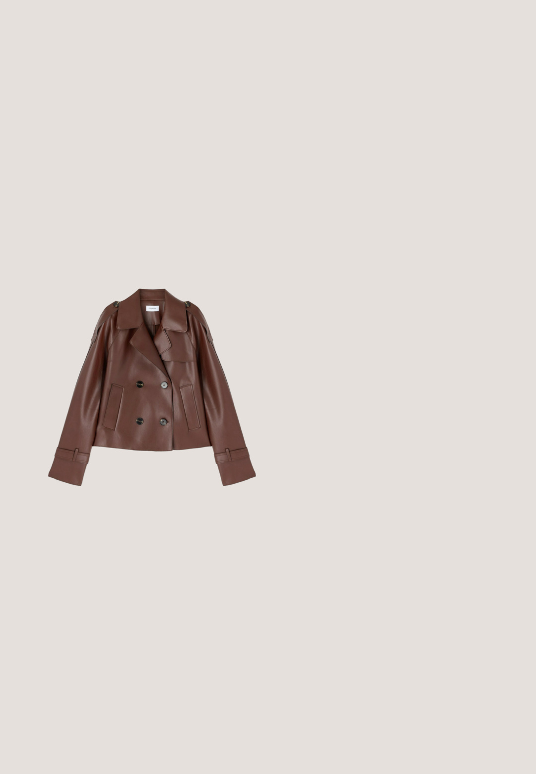 Chaqueta marrón de doble abotonadura de piel sintética con cuello ancho, tirantes en los hombros, bolsillo frontal con solapa y mangas largas con puños.; Vestido corto de ante marrón con mangas cortas, escote de barco y detalles de costura vertical y horizontal en el frente.; Bota alta hasta la rodilla de cuero marrón con tacón cuadrado, textura suave, silueta ajustada y detalle sutil de costura en la parte superior.; Gafas de carey con forma de ojo de gato, fabricadas en acetato. Presentan montura gruesa y lentes transparentes, con la marca en las patillas.; Bolso de mano de cuero negro suave con textura plisada y una cadena dorada como correa sobre fondo blanco.; Anillo dorado en forma de corazón adornado con pequeñas gemas redondas de color ámbar, marrón y gris, con una superficie metálica pulida y reflectante.