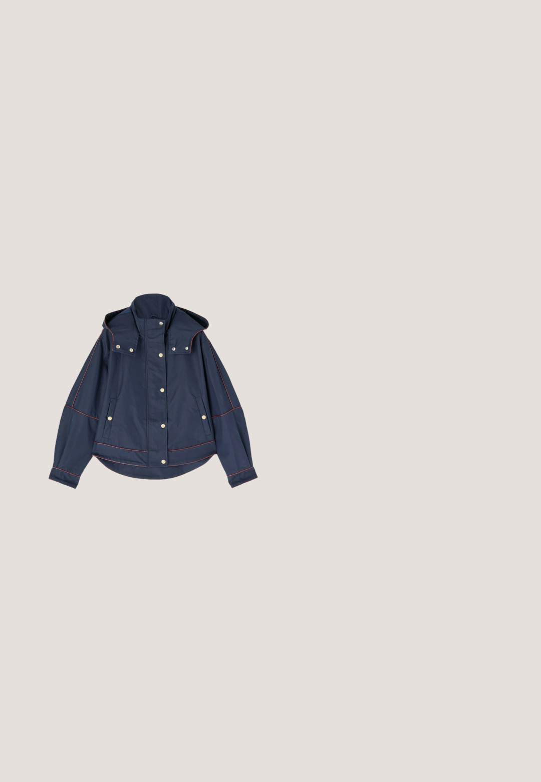 Marineblauwe jas met drukknopen, twee voorzakken, rode biezen, hoge kraag en lange mouwen, plat liggend op een witte achtergrond.; Marineblauw met wit gestreept poloshirt met korte mouwen, een effen marineblauwe kraag, vier knopen en een klein roze geborduurd logo op de linkerborst.; Nauwsluitende marineblauwe korte broek met voorplooien, zijzakken, ceintuurlussen en een enkele bruine knoopsluiting aan de tailleband.; Zwarte rubberen regenlaars met een ronde neus, textuurzool en verstelbaar riempje. Gladde oppervlakte met een matte afwerking.; Mariene blauwe zonnenbril met een slank cat-eye ontwerp, plastic montuur en bruin getinte lenzen. Bevat subtiele branding op het veertje.; Donkerblauwe totebag met twee lange handvatten, witte verticale stiksels, gouden rits en klein gouden logo in het midden.