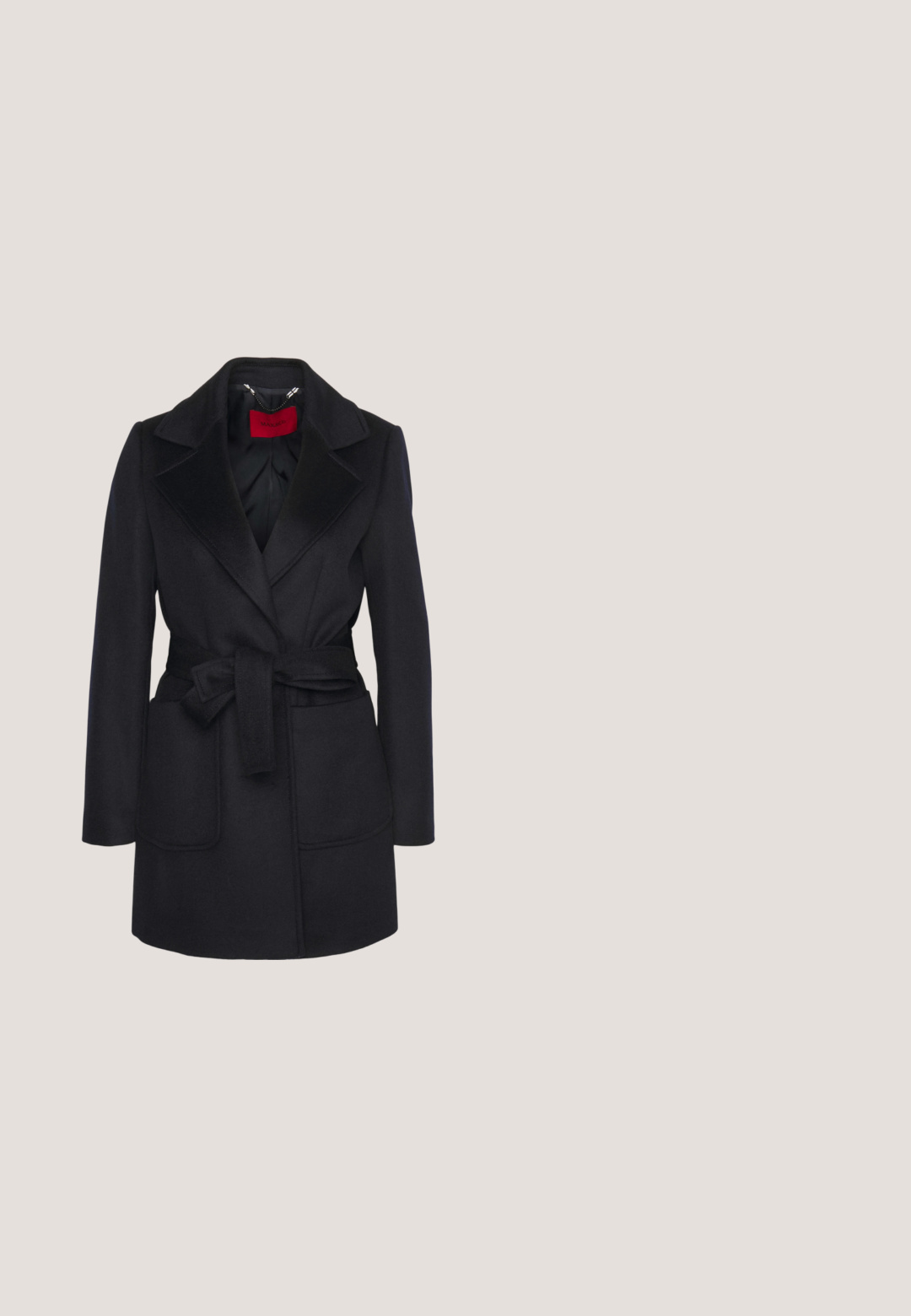 Abrigo de lana negro con cuello de muesca, cintura ceñida con cinturón y dos bolsillos frontales. Textura suave con un forro interior de satén y una etiqueta roja.; Morgan MIBO - Jersey de punto - noir; Pantalones de tweed en blanco y negro, de corte acampanado y con un acabado texturizado, que cuentan con dos bolsillos laterales para mayor funcionalidad y un diseño de cinturilla ajustada.; Zapato de tacón kitten de ante negro con tira trasera, punta puntiaguda y detalle de hebilla dorada sobre fondo gris claro.; Bolso de mano de cuero negro con un diseño ondulado, correa de cadena dorada y un destacado cierre dorado que presenta una letra "C" estilizada.; Lauren Ralph Lauren TWISTED ROPE PAVE HOOP - Pendientes - gold-coloured