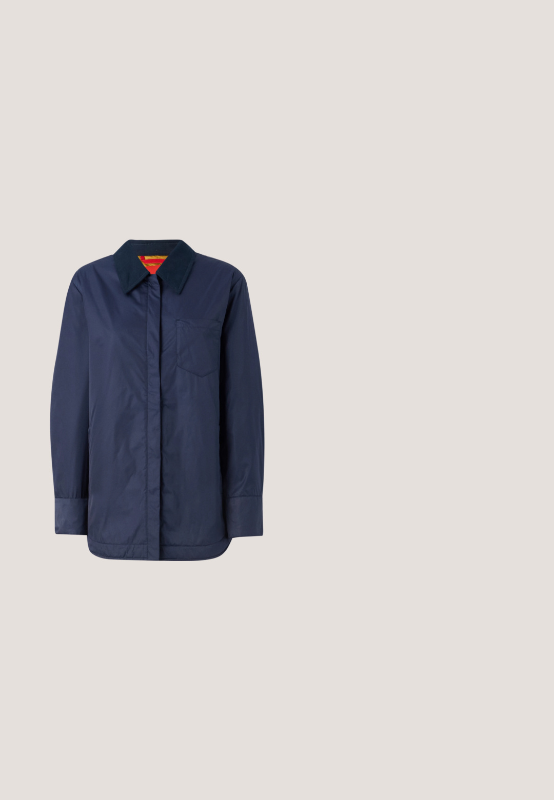 Veste à manches longues bleu marine avec un col pointu, une poche avant et une texture lisse. Présente une doublure intérieure contrastée en rouge et jaune.; Haut en maille bleu marine avec manches trois-quarts, motif torsadé vertical et petits clous argentés espacés uniformément, encolure ronde avec boucle pour bouton dans le dos.; Pantalon droit taille haute bleu clair avec passants pour ceinture et fermeture frontale dissimulée sur un fond uni.; Escarpin en denim à bout pointu avec embout métallique argenté et talon aiguille. Présente une texture lisse et une silhouette courbée.; Sac à main en daim bleu clair avec clous dorés, détail chaîne, poignée supérieure, bandoulière réglable et fermoir à cadenas doré sur le rabat avant.; Boucles d'oreilles en argent avec de petits cristaux clairs, chacune ornée de trois pierres précieuses colorées en bleu, rose, violet et vert disposées comme des feuilles.