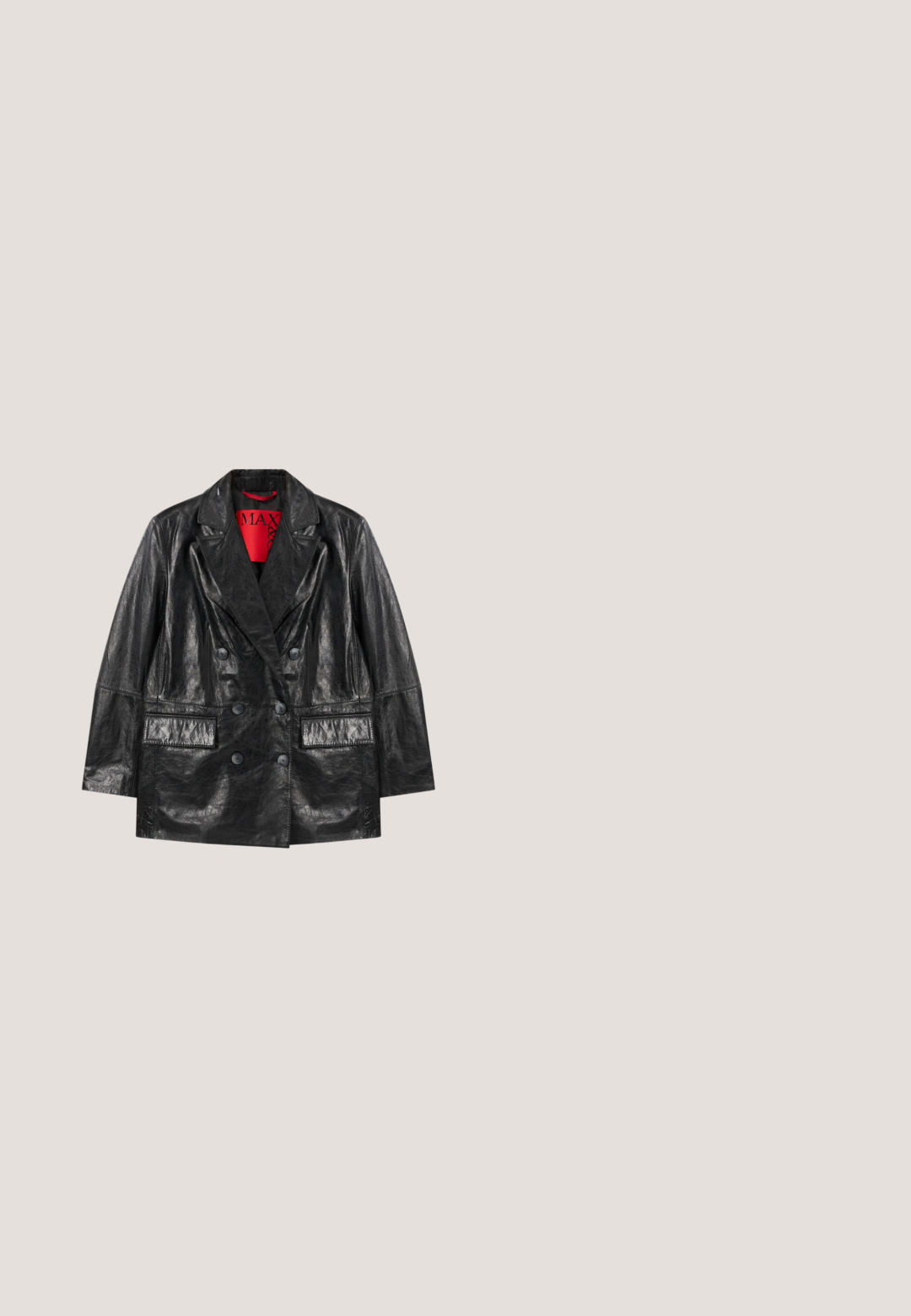 Blazer negro de imitación cuero con solapas de pico, dos bolsillos frontales y una textura suave y brillante. Forro rojo visible en el interior.; Bralette negro y brillante con tirantes delgados ajustables, que presenta un escote en V, textura suave y sutil fruncido en el busto para darle forma.; Pantalones de imitación cuero negros con una textura suave, cintura plana, detalles en los bolsillos delanteros y una etiqueta con 'NEXT' en la cintura.; Botín de charol negro con suela de goma gruesa y tacón plataforma. Presenta paneles laterales elásticos y una tira en la parte trasera para facilitar el calzado.; Bolso bandolera de piel negra patentada con una cadena plateada y una correa de hombro desmontable, con un diseño sencillo y el logo de DKNY.; Cinturón de cuero negro con una hebilla grande, rectangular y redondeada de bronce y extremos puntiagudos, extendido plano sobre un fondo blanco.