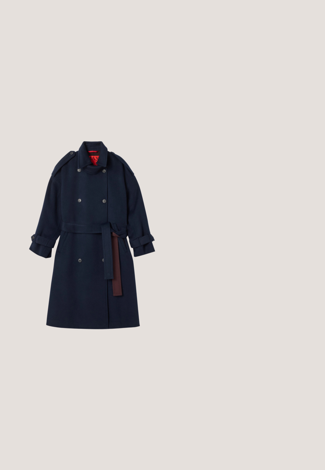 Abrigo trinchero de lana navy con cierre de botones doble, cinturón en la cintura, con grandes solapas y tabuladores en los puños. Forro interior en rojo.; Vestido azul marino de botones con manga larga, hombros fruncidos, lazo en la cintura y falda fluida. Fabricado con un tejido suave y con textura blanda.; Zapato de tacón alto de charol burdeos con punta afilada, hebilla en la correa del tobillo y detalle de tira en T sobre un fondo neutro.; Gafas de sol con tintado marrón, con una montura rectangular gruesa, frente suave y patrón de carey texturizado en las patillas.; Pequeño bolso de mano de cuero rojo oscuro con textura fruncida, asa rectangular con recorte para la mano y correa de hombro desmontable sobre fondo blanco.; Pulsera de tono dorado con dos piedras preciosas rectangulares rojas, acentuadas por pequeñas piedras transparentes y una banda texturizada. Diseño simple y elegante.