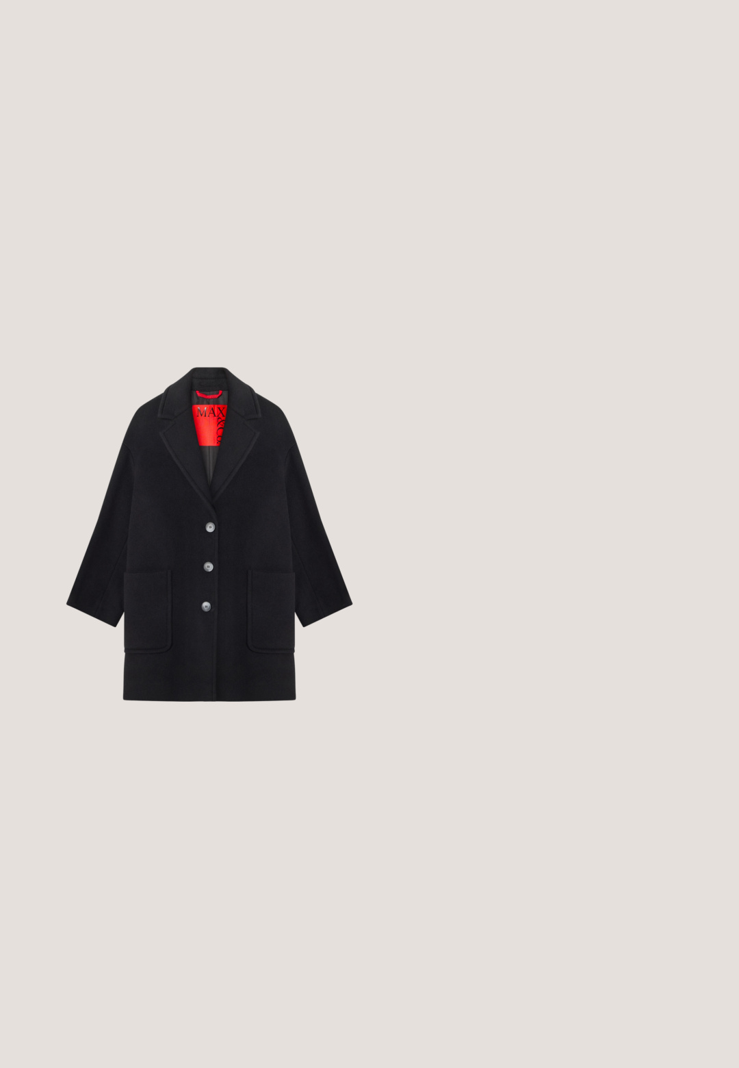 Sort uldfrakke med en struktureret design, lange ærmer, to forlommer og fem knaplukninger. Foret med klart rødt stof.; Sort bluse med rund krave, der har gennemsigtige blonder, ruffle-detaljer og teksturerede mønstre. Lange ærmer med elastiske manchetter.; Maje JOSINO - Maxinederdele - noir; Sorte læder støvler til knæene med en rund tå, der har tre stropdetaljer med metalspænder og en lav blokhæl. Glat tekstur.; Stjerneformet brosche i sølvfarvet metal med klare rhinsten. Det centrale design har et rundt emblem med indviklede detaljer.; Sort bælte lavet af læder med en tekstureret rund spænde i guld. Spændet har et rillede mønster og en klassisk nålelukning.