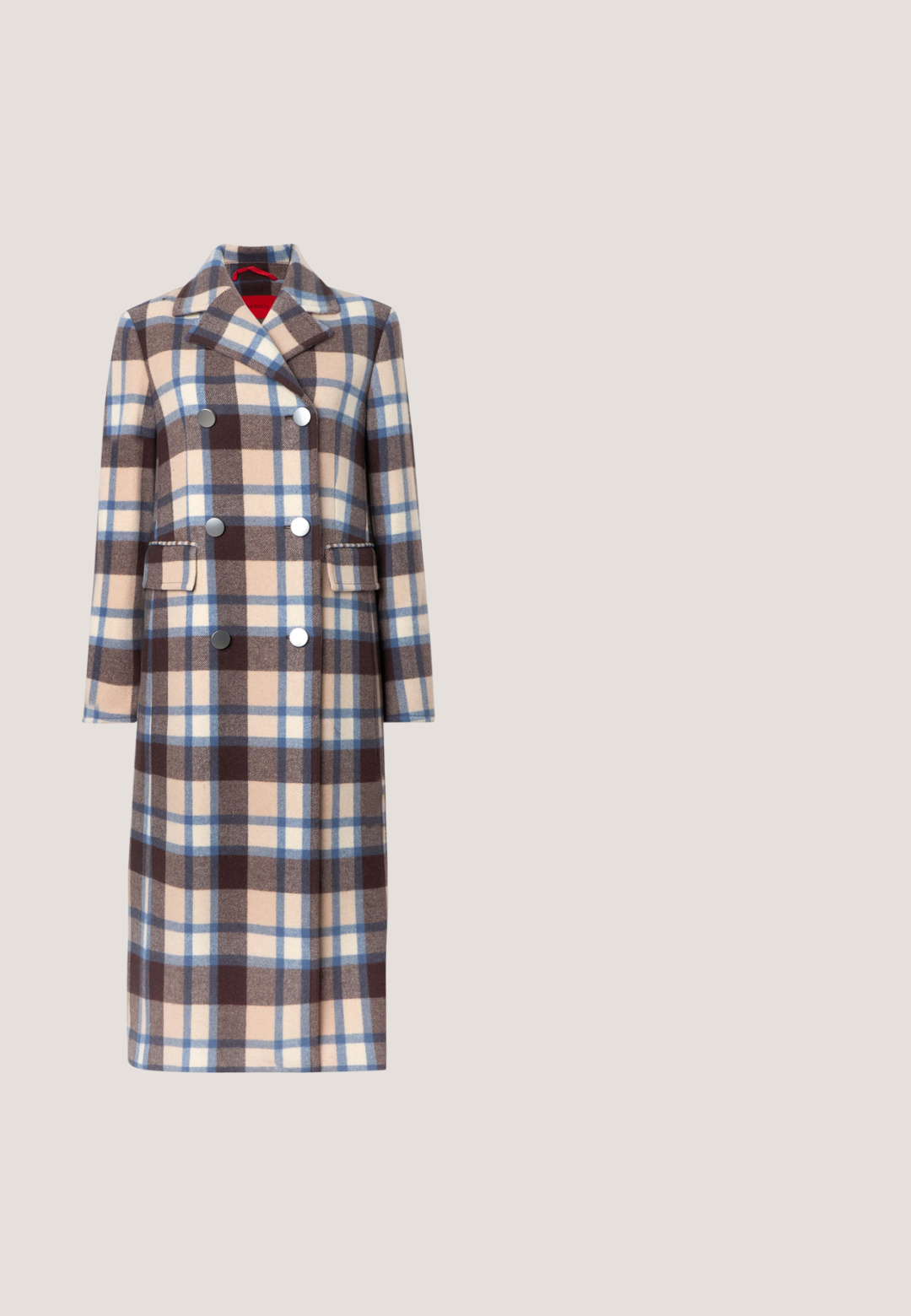 Manteau à double boutonnage à carreaux dans des tons beiges, marron et bleu ; comporte de grands boutons, des poches et un tissu en mélange de laine texturé.; Pull à col en V en maille torsadée marron clair avec manches longues et poignets et ourlet côtelés, arborant un petit logo brodé sur la poitrine.; Jean en denim bleu clair taille haute avec jambes évasées, fermeture par bouton et fermeture éclair, poches avant et arrière.; Mocassin en daim marron avec un petit talon noir et un détail mors doré sur la bride, vu de côté sur un fond uni.; Sac tote en cuir noir avec logos embossés et longues anses, accompagné d'une petite pochette zippée assortie avec bracelet.; Boucles d'oreilles rondes à clous en ton or avec des cristaux clairs centrés entourés de petits cristaux, gravées "GUESS" sur le bord extérieur.
