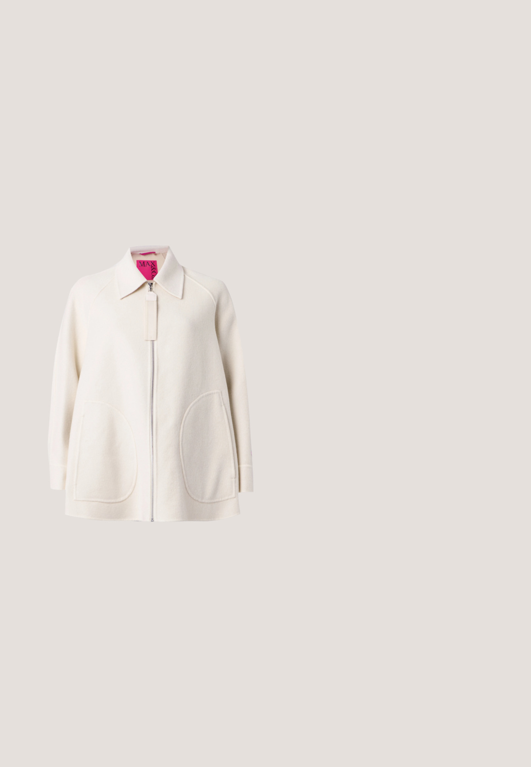 Veste zippée couleur crème avec grandes poches avant et col pointu sur un fond clair uni.; Robe marine avec un motif abstrait beige et blanc, manches bouffantes courtes, fermeture à boutons et détails froncés à la taille. Texture du tissu lisse.; Escarpin nude en cuir verni avec bout pointu, détail découpé ouvert et talon stiletto fin pour une hauteur supplémentaire.; Lunettes de soleil avec un dégradé marron et une monture carrée. Présente des accents dorés et un logo sur la branche. Le matériau translucide offre un look moderne.; Sac rectangulaire en cuir crème avec double fermeture éclair argentée, poignée supérieure et bandoulière réglable sur fond blanc uni.; Boucles d'oreilles créoles en or et bleu marine avec des accents torsadés en or sur un fond blanc, présentées côte à côte.