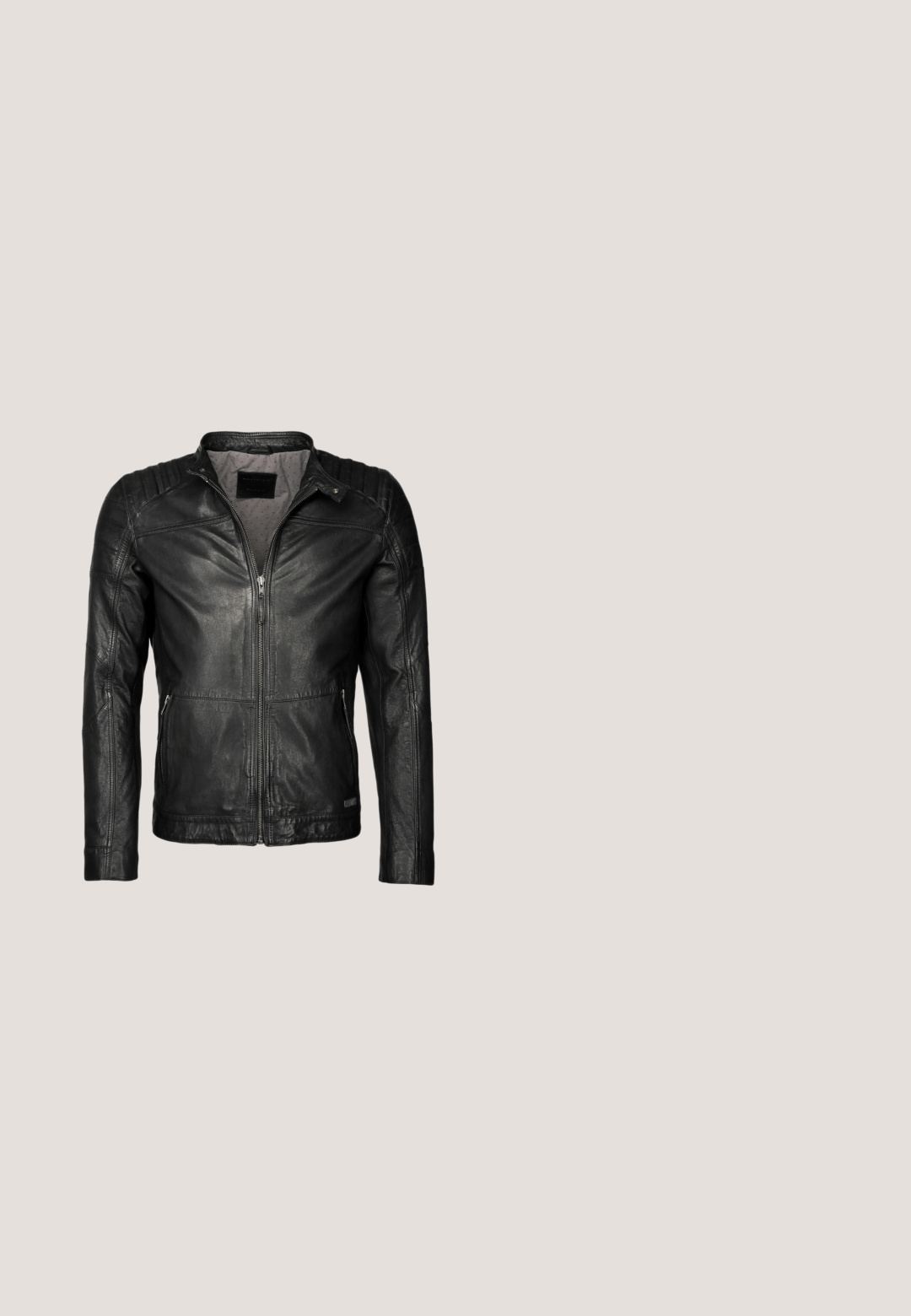 Schwarze Lederjacke mit Reißverschluss vorne, strukturierten Schulterakzenten und zwei Seitentaschen; glatte Textur und taillierte Passform.; Schwarzes T-Shirt mit kurzen Ärmeln aus glattem Material, mit abgerundetem Saum und lässiger Passform sowie aufgerollten Ärmeln.; Dunkle Jeanshose mit weitem Schnitt, elastischem Bund, Kordelzug zur Weitenregulierung und zwei großen seitlichen Taschen. Am Knöchel mit gerafften Bündchen.; Schwarzer kniehoher Lederstiefel mit abgerundetem Zehenbereich, flachem Absatz und einem Metall-Schnallenakzent am Riemen. Glatte Textur mit minimalen Nahtdetails.; Schwarze achteckige Sonnenbrille mit einem glänzenden Kunststoffrahmen und dunklen Gläsern. Sie hat dicke Bügel und ein minimalistisches Design mit dezentem Branding.; Silberkette mit dicken Gliedern und einem rechteckigen Anhänger mit der Gravur "Ed Hardy" auf weißem Hintergrund.
