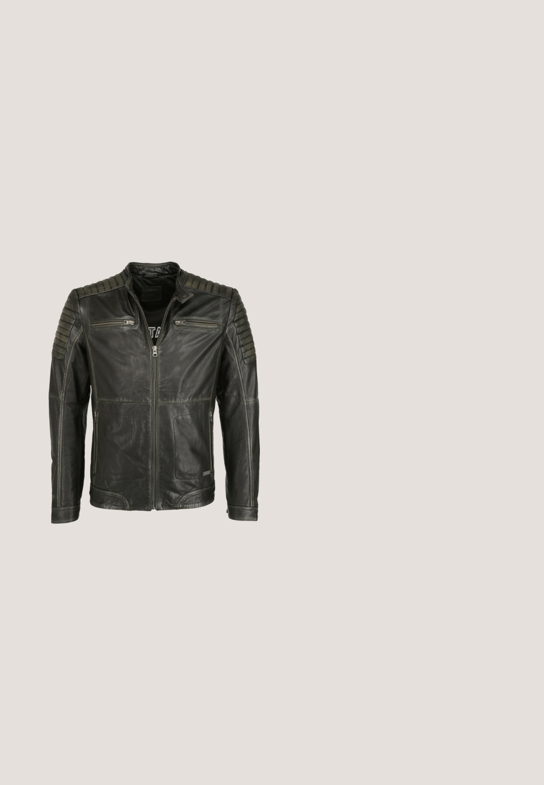 Schwarze Lederjacke mit gesteppter Schulterakzentuierung, zwei mit Reißverschluss versehenen Brusttaschen, zwei Seitentaschen und einer glatten Oberfläche. Reißverschluss vorne.; Grafisches T-Shirt mit grauem Grundton und auffälligem Design, das Flügel und ornamentale Elemente in Rot und Schwarz umfasst, mit einer strukturierten Optik.; Dunkelgrüne Cargo-Shorts aus strapazierfähigem Material, mit mehreren Seitentaschen, einem Kordelzugsaum und einem roten Etikettakzent.; Schwarze Stiefeletten mit einer Kombination aus glänzendem Leder und Canvas, verstellbaren Schnürsenkeln, seitlichem Reißverschluss und einer strukturierten Sohle.; Aviator-Sonnenbrille mit Metallrahmen, dunkel getönten Gläsern und schwarzen, gebogenen Bügeln auf weißem Hintergrund.; Schwarzes Perlenarmband mit einem silbernen Verschluss, strukturierten silbernen Akzenten und einer rechteckigen silbernen Platte mit eingraviertem "DIESEL".