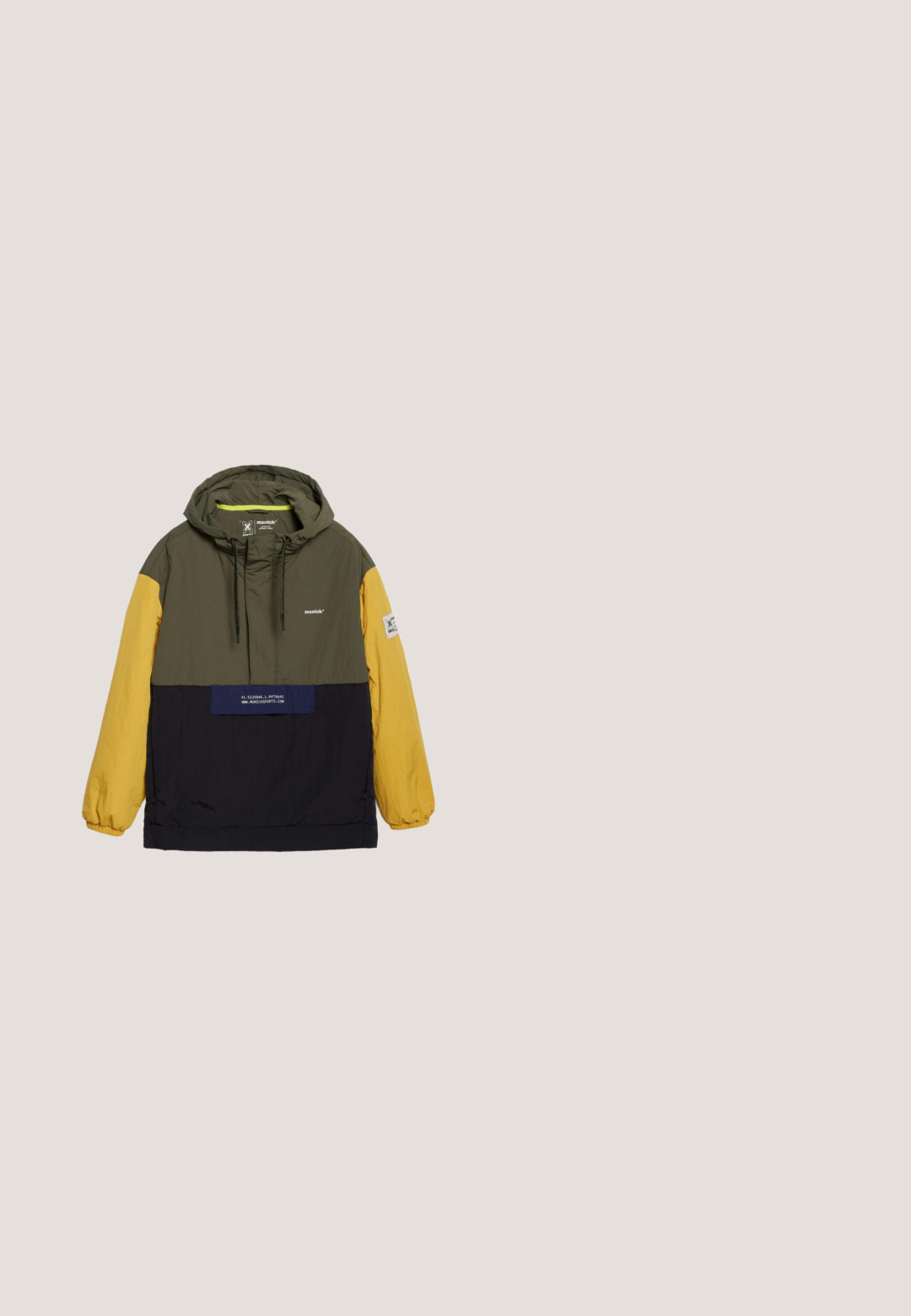 Leichte Kapuzenjacke mit einem olivgrünen Körper, gelben Ärmeln und einem schwarzen Saum. Mit einem Aufnäher mit Text auf der Vorderseite.; Hellgrauer Kapuzenpullover mit Reißverschluss, Kordeln, vorderen Taschen und einem kleinen rot-weißem Flaggenlogo auf der linken Brust.; Hellgrünes T-Shirt aus Waffelstrick mit kurzen Ärmeln, Rundhalsausschnitt, lockerer Passform und sichtbarem Markenetikett im Kragen.; Schwarze Shorts mit elastischem Bund und verstellbarem Kordelzug. Aus einem glatten Stoff gefertigt, mit lockerer Passform und ohne sichtbare Muster.; Grauer und schwarzer Nike-Laufschuh mit blauem Swoosh und weißer Sohle, der über einer Steinoberfläche schwebt.; Kompakte rote Umhängetasche mit schwarzem verstellbarem Riemen, elastischen Bändern vorne und weißem Schriftzug "KARL LAGERFELD JEANS" auf der Tasche.