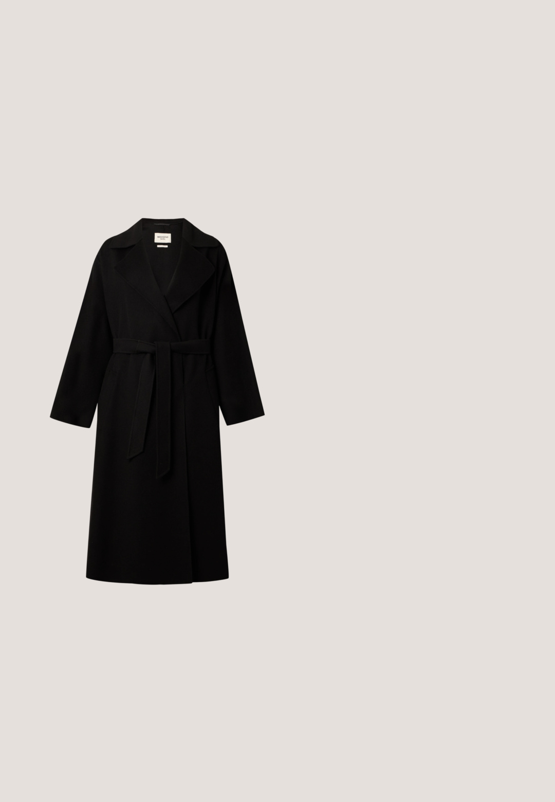 Zwarte lange overjas met brede revers en een riem om de taille gestrikt, weergegeven op een witte achtergrond.; Rode lange mouw jurk van gladde, rekbare stof. Kenmerkt zich door geplooide details bij de taille en een hoge halslijn, met een lange snit tot op de vloer.; Zwarte pumps van lakleer met spits toelopende neus, T-strap en lage schuine blokhak op witte achtergrond.; Kattenoogzonnebrillen met zwarte plastic frames, donkere lenzen en goudkleurige accenten op de sleuf. Gladde textuur en gedurfde ontwerpen.; Zwarte leren handtas met plooien, een gouden en schildpadkleurige ronde handgreep, en een verstelbare schouderriem op een witte achtergrond.; Goudkleurige clip-on oorbellen met vallende strasskettingen en hangende witte parels op een witte achtergrond.