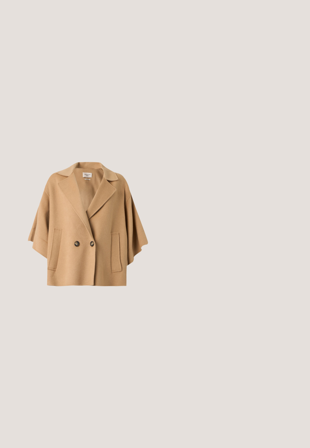 Manteau court en laine couleur camel avec de larges revers, deux boutons foncés et des poches latérales verticales, conçu avec des manches larges et amples.; Pull en patchwork avec des carrés jaunes, bruns, roses et crème, arborant des visages souriants et des visages d'ours sur le devant et les manches.; Robe noire avec un corsage sans manches à côtes et une jupe fluide. Le tissu a une texture lisse avec un léger éclat.; Escarpin en cuir noir à bout pointu avec bride à la cheville et talon conique sur fond blanc.; Sac à épaule Moschino noir avec breloque cœur doré, bandoulière réglable et plaque logo sur fond uni.; Paire de boucles d'oreilles boule de Noël dorées brillantes avec fermoirs à crochet sur fond blanc uni.