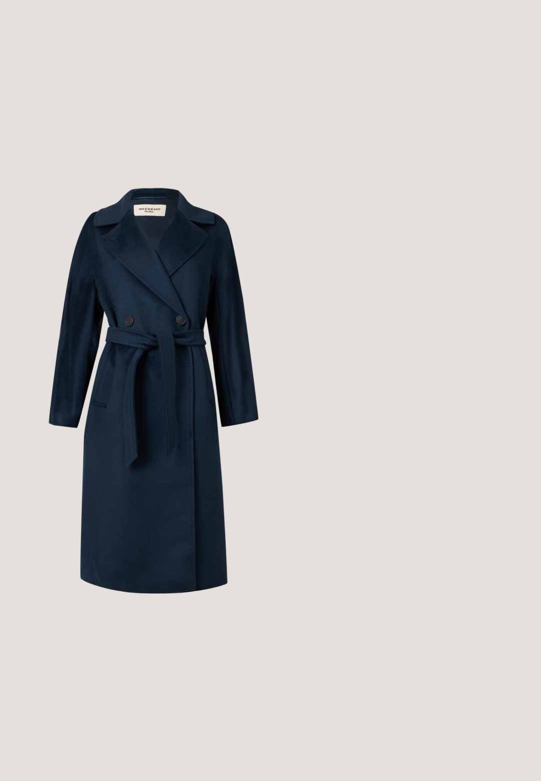 Marineblauwe lange jas met brede revers, double-breasted knopen, riem in de taille en zijzakken, afgebeeld tegen een effen achtergrond.; Navyblauwe langemouwen jurk met een gedrapeerde kraag en een getailleerde silhouet. Gemaakt van een zachte, rekbare stof; gladde textuur zonder zichtbare patronen.; Zwarte leren hoge hak met puntige neus, zilveren gesp aan de voorkant en een smalle, middelhoge hak.; Zwarte ovale zonnebril met afstandslenzen, gouden accenten op de metalen armen en een glanzend plastic frame. Glad oppervlak met ronde randen.; Jonge vrouw in blauwe satijnen blouse en broek staat met gekruiste armen en houdt een zwarte handtas met gouden kettingriem tegen een beige muur.; Gouden druppel oorbellen met grote rechthoekige blauwe edelstenen, bovenop kleinere heldere rechthoekige stenen.