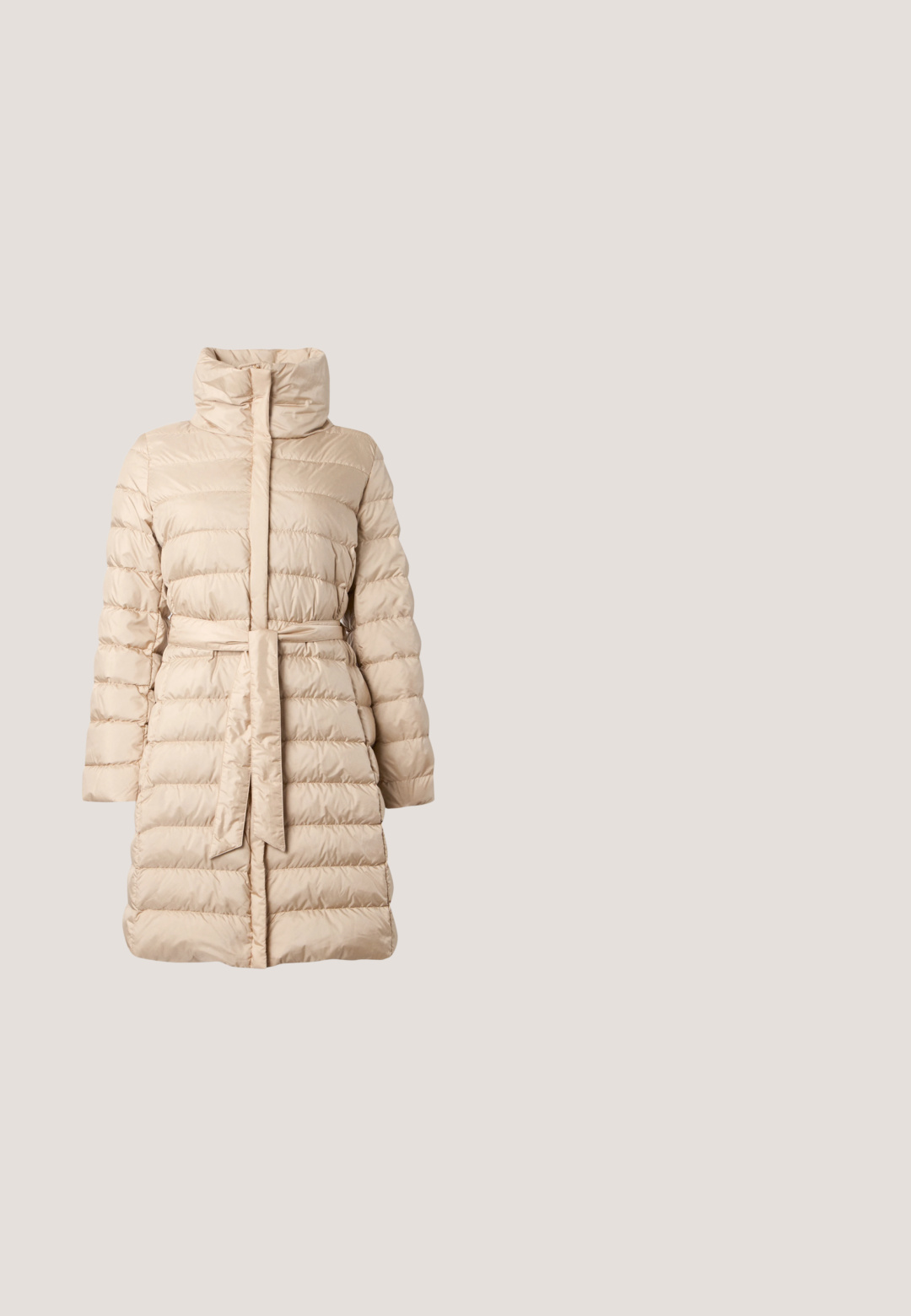 Manteau d’hiver matelassé beige mi-longue avec col montant, piqûres horizontales, manches longues et ceinture en tissu assortie à la taille.; Pull beige en maille à manches courtes avec col rond et poignets et ourlet côtelés, posé à plat sur un fond uni.; Pantalons en coton beige avec une coupe ajustée, jambes droites, fermeture éclair à l'avant et texture lisse. Comprend des passants de ceinture traditionnels.; Baskets en suède beige avec lacets, accents métalliques décoratifs et semelle en caoutchouc. Présentent des bandes perforées et un talon texturé.; Sac à main en cuir beige avec surface texturée, deux poignées supérieures, accessoires argentés et une étiquette amovible portant le nom de la marque.; Boucles d'oreilles à clous en ton or, chacune ornée d'une perle blanche ronde unique, sertie dans un métal lisse et courbé sur un fond clair uni.