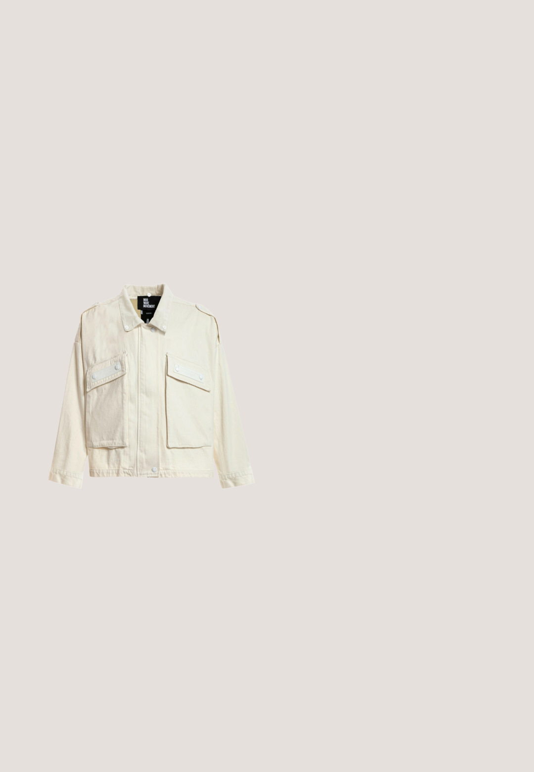 Chaqueta de color crema con grandes bolsillos delanteros con solapas, cierre con botones y cuello corto de pie.; Vestido midi floral color crema con mangas globo 3/4, escote redondo con lazo, cinturón en la cintura y bajo con volantes.; Bota vaquera de cuero blanco hasta la rodilla con patrones florales bordados, punta afilada y tacón de madera apilada. Textura suave y diseño elegante.; Gafas de sol con montura de metal dorado y lentes en degradado marrón. Los lentes tienen una forma angular y sobredimensionada con delicados acentos en las patillas.; Bolso color crema con bordado floral, ribete de flecos, detalle trenzado, herrajes dorados, correa desmontable y adorno de borla de La Carrie.; Pulsera de cadena dorada con cinco dijes: huella de pata, oso de peluche, corazón, elefante y estrella, sobre un fondo blanco.
