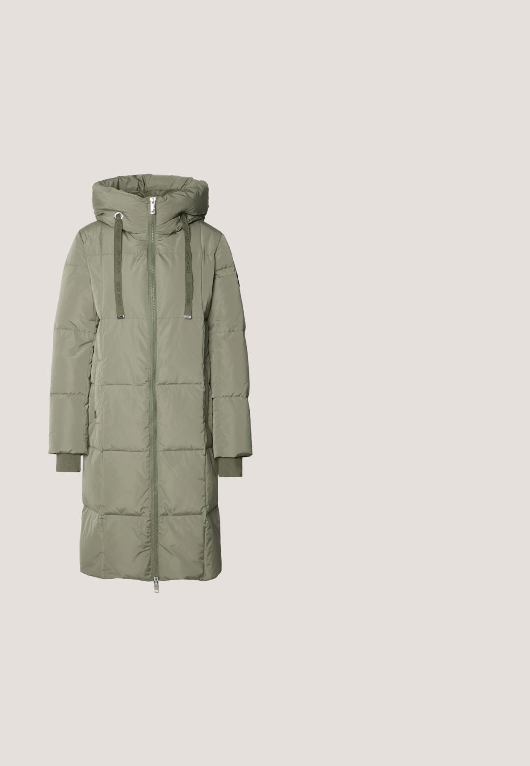 Mos Mosh SQUARE COAT - Donsjas - tea; Licht beige sweatshirt gemaakt van zachte stof, met een ronde halslijn, doorhangende schoudernaden en ribgebreide manchetten en zoom.; Witte langemouwen turtle neck shirt van een soepel, rekbaar stof. Heeft een strakke pasvorm en een hoge kraag. Geen zichtbare patronen of accenten.; Zwarte corduroy wijde broek met een hoge taille, voorzien van twee voorkruimels en een metalen knoopsluiting. Textiel met verticale ribbels.; Zwarte leren enkellaarsjes met een voelbare afwerking, platte zolen en vetersluiting aan de achterkant, gecombineerd met ruime zwarte broeken op een houten vloer.; Zwarte hobo tas van soepel leer met een gebogen silhouet, voorzien van een enkele verstelbare schouderriem en minimalistische ontwerpdetails.
