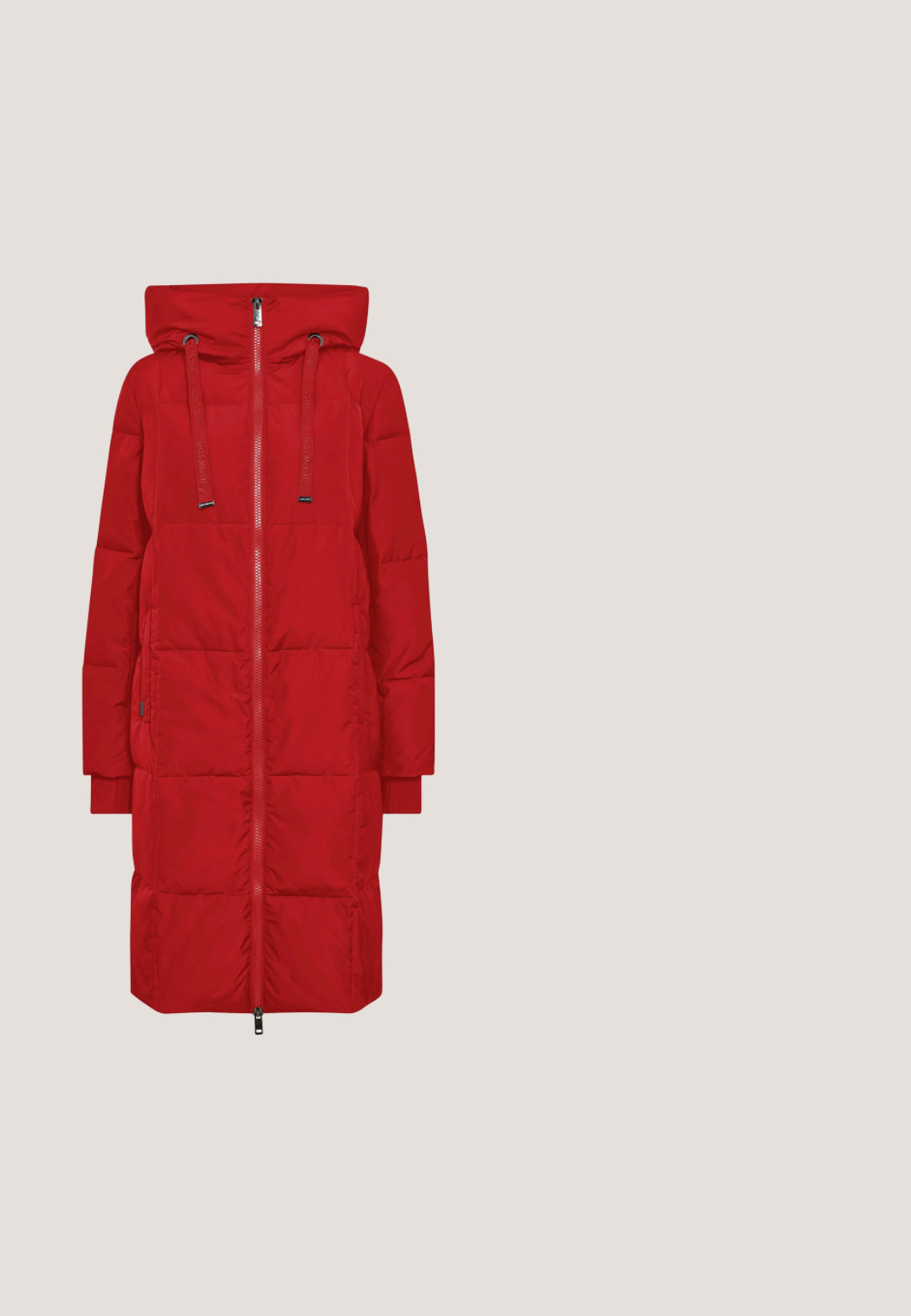 Manteau matelassé rouge avec fermeture éclair à l'avant, grande capuche et cordons de serrage. Comprend des manches longues et des poignets côtelés. Texture lisse et design jusqu'aux cuisses.; ICHI IHDASILA LONG SLEEVE - Pullover - fiery red; Pantalon droit taille haute pour femme, de couleur rouille unie, avec un devant lisse sans fermetures ni poches visibles.; Basket basse rouge avec lacets blancs, bandes latérales blanches, languette de talon blanche et semelle épaisse en caoutchouc marron sur fond blanc.; Sac à épaule rouge en forme de croissant avec une bandoulière réglable et une boucle dorée, avec un petit logo de marque doré au centre en bas.; Boucles d'oreilles créoles dorées avec un design coloré de perles rouges, roses et corail, entrecoupées d'entretoises métalliques dorées.