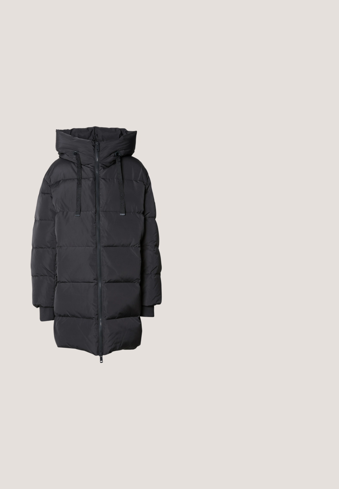 Mos Mosh MMNOVA AVON - Gewatteerde jas - dark grey; Zwart-wit horizontaal gestreept geribd shirt met lange mouwen, ronde halslijn en gegolfde randen aan mouwen en zoom.; Zwarte wijde broek gemaakt van soepel stof. Kenmerkt zich door een vlakke voorkant, ceintuurlussen en een nette zoom zonder zakken of zichtbare sluitingen.; Witte leren sneaker met zwart logo, suede accenten en een gumkleurige zool. Voorzien van platte witte veters en een rond toelopend ontwerp.; Zwarte schoudertas van stof, met een platte voorkant, verstelbare schouderband en een minimalistisch ontwerp. Soepele textuur zonder patronen.; Gouden metalen ringoorbellen met een vierkante vorm, gladde randen en een gepolijste afwerking, die het licht weerkaatsen met een glanzend oppervlak.