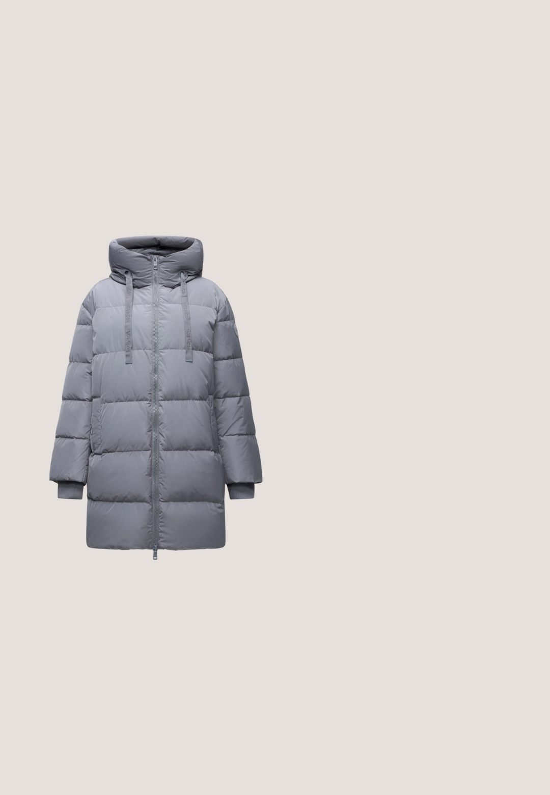 Chaqueta larga de invierno acolchada gris con capucha, cremallera frontal, puños acanalados y cordones en la capucha para ajuste.; Camisa gris de botones hecha de tela suave, con cuello, manga larga, un bolsillo en el pecho y un puño abotonado con detalle del logo.; Vaqueros de mezclilla negros lavados de tiro alto y pierna ancha con bolsillos delanteros, cierre de botones y trabillas para cinturón sobre un fondo liso.; Botas de cuero negras hasta la rodilla con una textura suave, suelas gruesas y cremalleras laterales. El diseño presenta un sutil detalle de costura.; Bolso tote de cuero negro con dos asas, una correa desmontable, cierre de solapa magnética y textura suave. Parte superior con cremallera y costuras decorativas.; Par de pendientes de aro plateados pulidos con diseño de barra curva en capas sobre un fondo claro y liso.