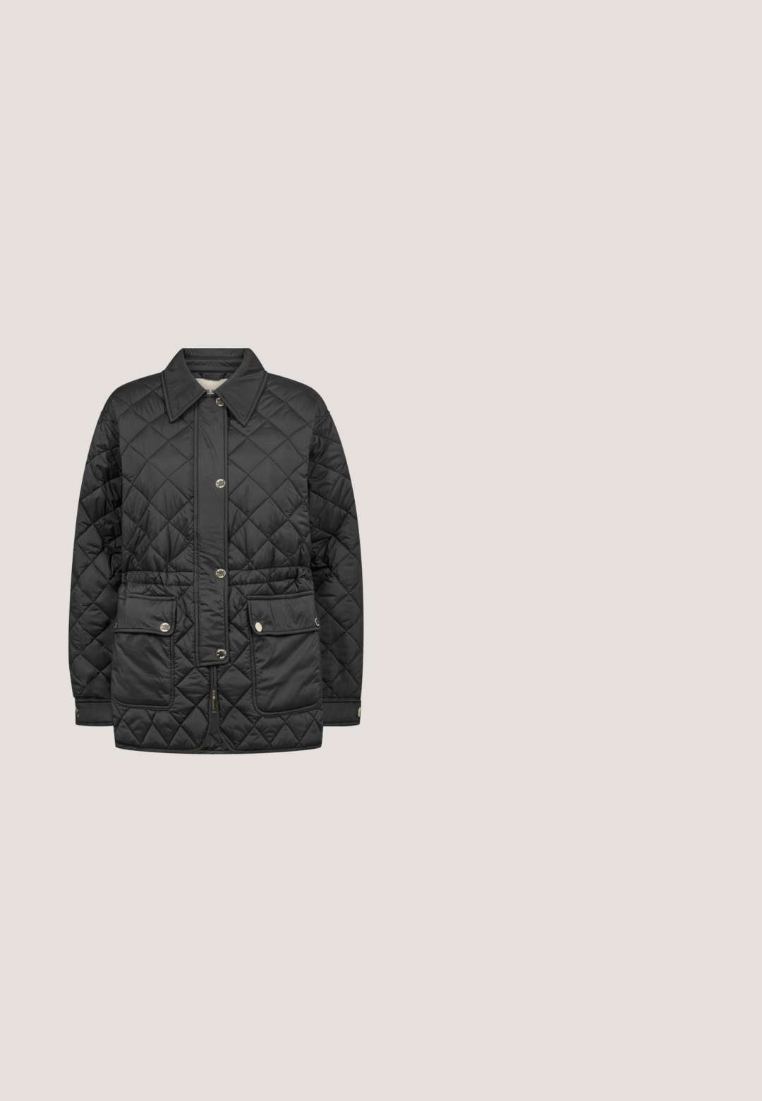 Zwarte doorgestikte jas met grote kraag, drukknopen aan de voorkant en twee klepzakken met drukknopen.; Fransa FRPolo - Longsleeve - black; Zwarte denim jeans met een slim fit, middelhoge taille, voorzakken en subtiele stiksels. Soepele textuur met een klassiek ontwerp.; Palado OMYLIA - Cowboy-/Bikerlaarsjes - braun; Zwarte leren schoudertas met gebogen klep, decoratieve riem met metalen lussen en verstelbare schouderriem op witte achtergrond.; Goudkleurige ring met een centraal ovale zwarte steen omringd door kleinere zwarte stenen, met een gestructureerde afwerking op de band en een gladde afwerking.