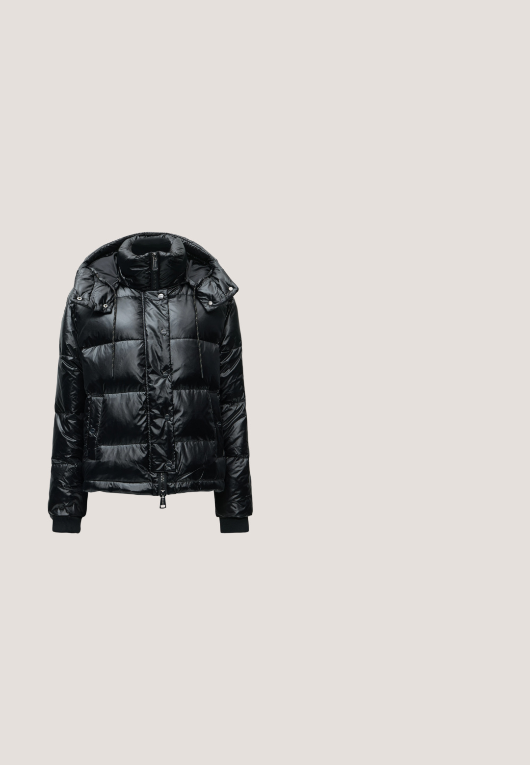 Veste matelassée noire brillante avec col montant, fermeture éclair à l'avant, boutons-pression, capuche à cordon de serrage et poignets côtelés sur fond uni.; Haut noir ajusté à manches longues avec un large col rond et une texture côtelée sur un fond clair uni.; Jean en denim noir avec une coupe droite. Comprend une fermeture à bouton, un design à cinq poches et des détails de couture minimes. Texture lisse.; Chaussures plates en cuir noir avec un bout pointu, dotées de deux brides noires avec des accents en métal doré. Texture lisse et talon bas.; Sac fourre-tout marron avec deux poignées, une bandoulière détachable et de petits détails de boutons dorés sur un fond uni.; Boucles d'oreilles argentées en forme d'étoile avec surface texturée, présentant une pierre précieuse ronde et claire au centre. Finition scintillante qui rehausse l'attrait visuel.