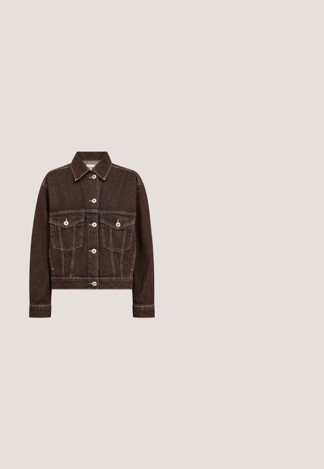 Mørkebrun denimjakke med knaplukning foran, to knaplommer på brystet, lange ærmer og en klassisk krave.; Kortærmet, cropped t-shirt i lys beige ribbet stof. Har brunt broderet mærkelogo og kontrasterende brun kant ved halsudskæringen og nederste kant.; Denim mini nederdel i lyseblå vask, med en tætsiddende talje, forlommer og en svungen kant med let falming og færdige kanter.; Brun ruskind cowboystøvle med dekorativ syning, spids snude, trækflig øverst og en lav sort stablet hæl.; Brun læder skuldertaske med sølv stjernestifter på frontklappen, metal lås og justerbar rem med metal spænder.; Guldlaget halskæde med to strenge, der har små stjernedetaljer og en halvmånevedhæng. Teksturerede kæder med en lobster clasp lukning.