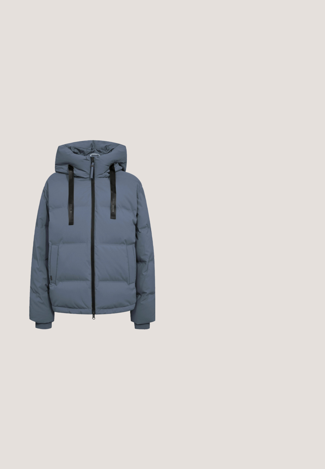 Chaqueta de invierno acolchada azul con capucha, cremallera negra, cordones negros y bolsillos delanteros con puños de canalé.; Sudadera cortada de color azul marino, hecha de algodón suave, con cremallera frontal, dos bolsillos delanteros y capucha con cordón. Puños y dobladillo acanalados.; Camiseta de manga corta azul marino con cuello redondo, confeccionada en tela suave, con un corte holgado y mangas ranglán para facilitar el movimiento.; Pantalones de pierna ancha en azul marino con cintura elástica y textura sutil, diseñados para un ajuste relajado y uso casual.; Zapatilla alta con textura de denim en azul oscuro y suela de goma blanca gruesa. Cuenta con cordones negros y un talón con el logo destacado.; Bolso acolchado de color azul marino con dos asas cortas y una correa desmontable, que presenta una etiqueta de parche texturizada en la parte frontal. Acabado de material suave.