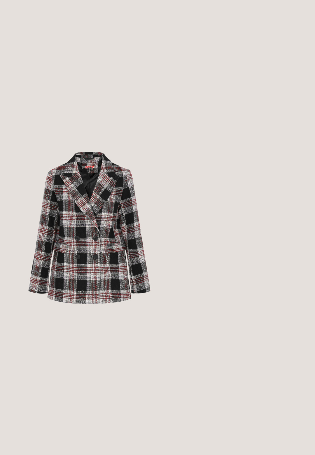 Dubbelzijdige geruite blazer in een zwart, wit en rood kleurenschema met een gekarteld kraag, twee voorzakken en een gestructureerde stof.; Zwart mouwloos jurk met dunne bandjes, aansluitend ontwerp, gemaakt van gladde stof, knielang met een eenvoudige, onversierde stijl.; Buffalo Klassieke pumps - red; Zonnebril met een zwart frame, cat-eye vorm, grijze glazen en rode rubberen accenten op de pootjes. Duidelijke details op de armen.; Rode leren portemonnee met geperst hartjespatroon, gouden rits en gouden kettingriem op een witte achtergrond.; Gouden armband met afwisselend rode en heldere stenen, gecombineerd met gouden oorbellen in de vorm van een vos met rode druppelvormige edelstenen en kleine heldere kristallen.