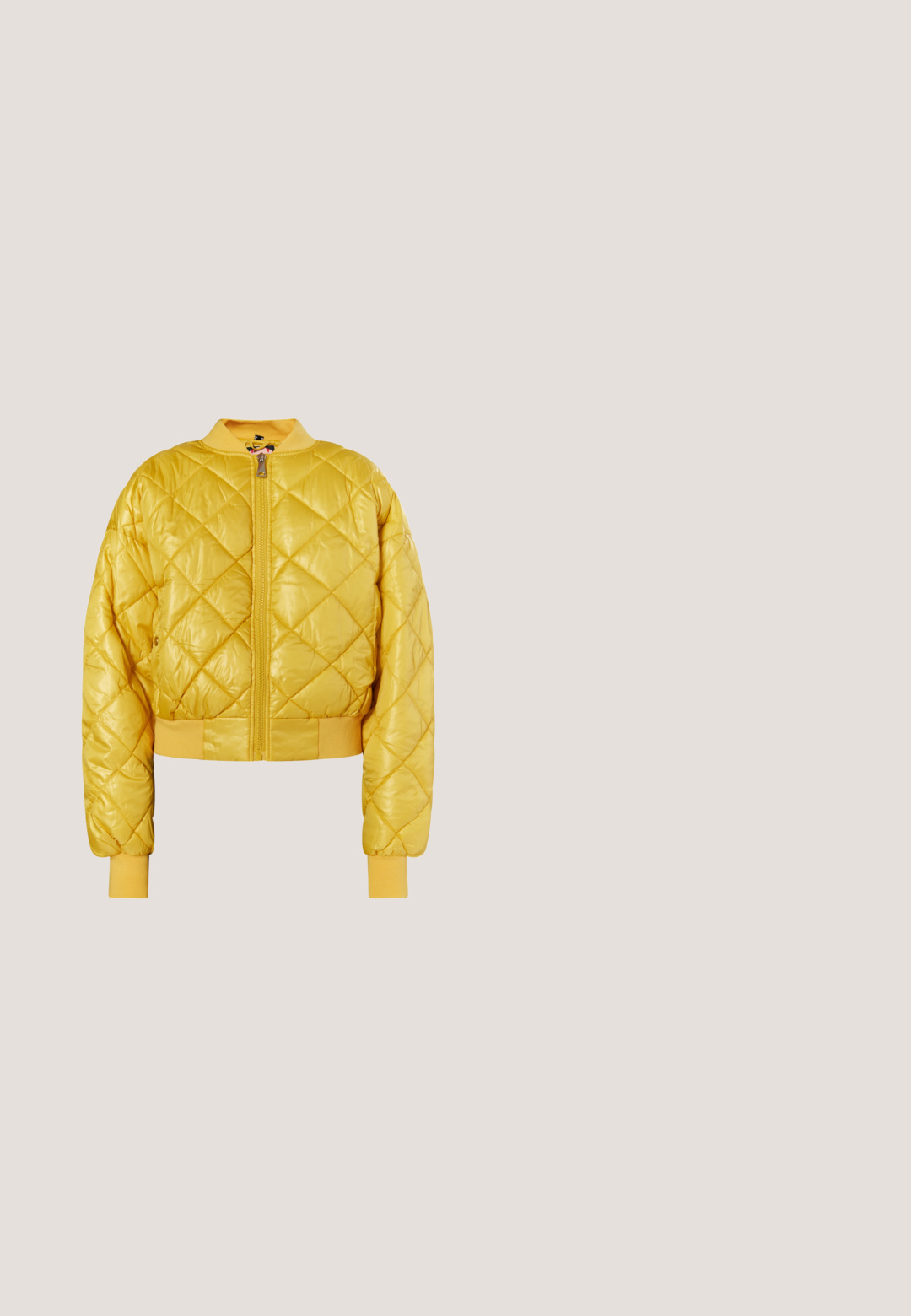 Chaqueta bomber acolchada amarilla con cierre frontal, cuello y puños de canalé; tejido brillante con un diseño corto y patrón de diamantes.; Suéter de cuello alto marrón con un acabado suave y texturizado y mangas largas. Presenta detalles parecidos a perlas en los puños.; Vaqueros de tiro alto, corte recto, color crema, con botón frontal, cremallera, trabillas para cinturón y bolsillos laterales y traseros.; Botín de tobillo de ante color marrón con un suave cuello de piel sintética color crema, que cuenta con una etiqueta "ST MORITZ" en negro y beige y una suela texturizada.; Bolso de mano marrón de cuero con textura, con detalles de cadena dorada y doble asa.; Pendientes de tono dorado con forma orgánica de gota, que presentan una superficie lisa y reflectante y un cierre de presión seguro.