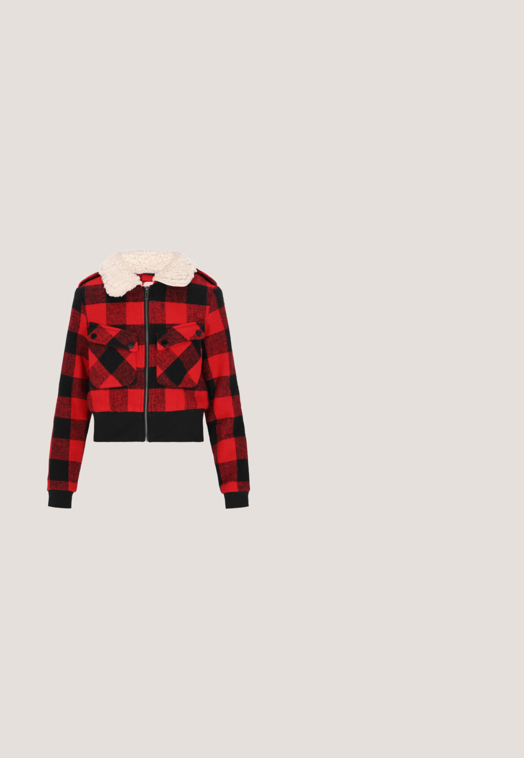 Gekürzte Jacke mit einem rot-schwarzen Karomuster, Fleece-Kragen, Reißverschluss und zwei Fronttaschen. Aus strukturierter Stoff gefertigt.; Roter Strickpullover mit rundem Ausschnitt, überschnittenen Schultern und geripptem Saum. Verfügt über ein strukturiertes, grob gestricktes Muster überall.; Schwarze, hoch taillierte Lederhose mit Knopfverschluss, Vordertaschen und geraden, weiten Beinen.; Marco Tozzi GUIDO MARIA KRETSCHMER - Snowboot/Winterstiefel - black; Schwarze Leder-Umhängetasche mit geprägter wellenförmiger Struktur, versehen mit silbernen Ösenakzenten und einem dekorativen zentralen Riemen. Geschwungene Form, einzelner Griff.; Silberhalskette mit einem Kolibrischmuckstück, verziert mit buntem Emaille und Edelsteinen in Pink, Blau, Lila und Orange.