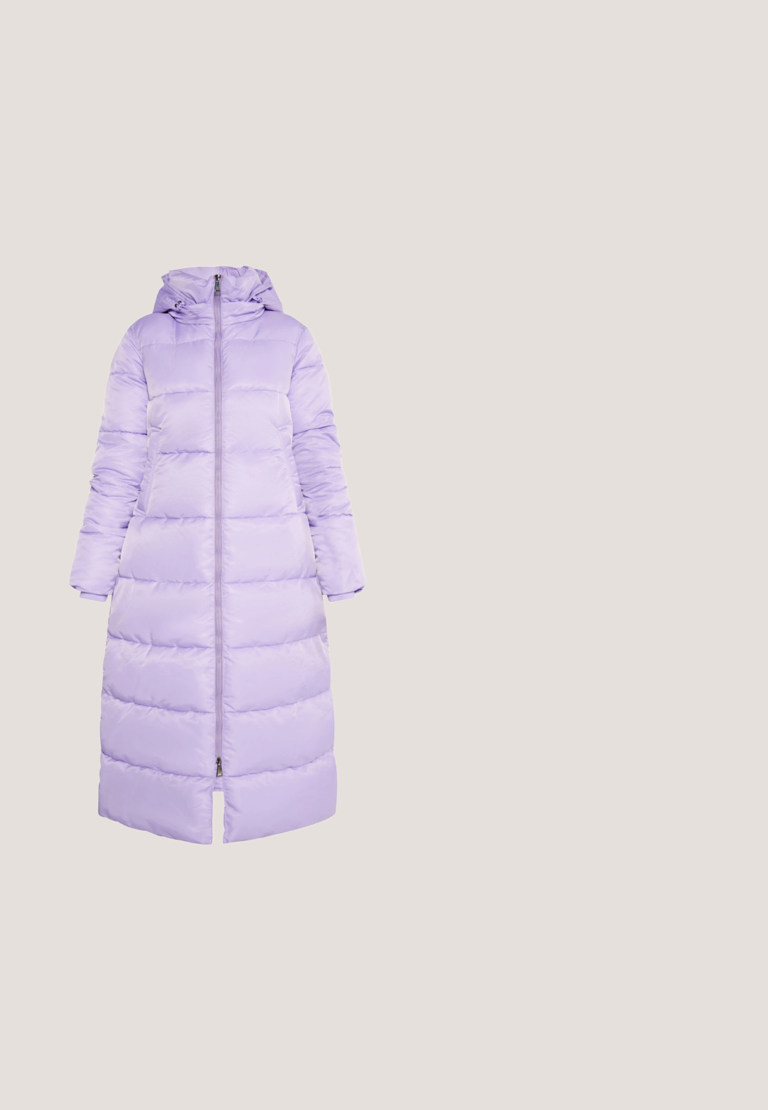 Long manteau d'hiver matelassé lavande avec capuche et fermeture éclair frontale, conçu pour une couverture totale et de la chaleur.; Pull en maille gris clair avec un col rond, des épaules tombantes et des détails de lacets le long des manches. Ourlet côtelé et tissu texturé.; Pantalons larges en lavande clair en tissu doux avec une texture lisse. Dotés d'une taille élastique et de plis à l'avant.; Baskets de sport avec une tige en maille blanche, des accents métalliques lavande, des lignes violettes et une semelle blanche texturée avec des détails roses.; Apple of Eden ALICANTE - Sac à main - lila; Paire de boucles d’oreilles goutte en argent, chacune présentant une pierre précieuse violette facettée en forme de goutte suspendue à une boucle en argent poli.