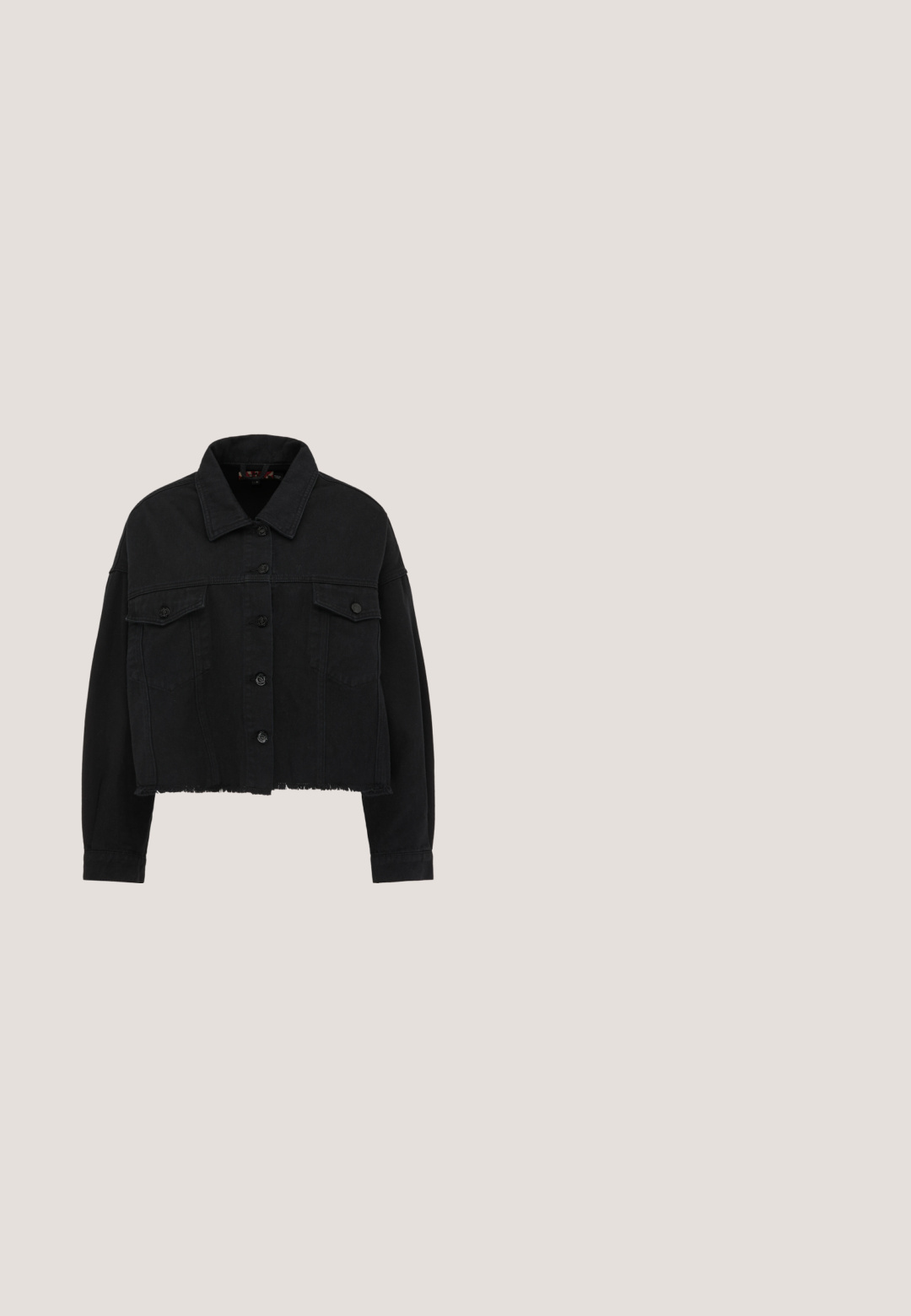 Veste en denim noire cropped avec manches longues, fermeture par boutons devant, deux poches poitrine à rabat et ourlet brut.; Blouse noire à manches courtes avec un col à volants et un détail à nouer. Présente un motif de points texturé et un design plissé à l'avant. Tissu doux.; Mini-jupe noire avec des clous argentés disposés en lignes verticales et horizontales, avec une fermeture éclair à l'arrière.; Botte de cheville noire à bout pointu, en cuir lisse. Accentuée de studs métalliques et d'un talon épais. Présente un design découpé.; Pochette en cuir noir avec des clous argentés le long des bords, de forme rectangulaire plate, avec fermeture éclair et une bandoulière amovible.; Collier en argent avec un design flexible en forme de chevrons. Il présente une finition lisse et un fermoir sécurisé avec une chaîne d'extension pour un ajustement de la longueur.