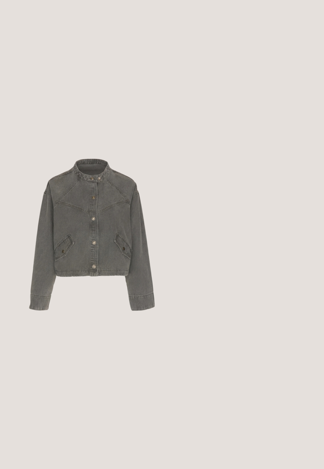 Grijze verwassen spijkerjas met frontale drukknopen, hoge kraag met dubbele drukknop en schuine klepzakken aan beide zijden.; Culture CUKENDRICK ALFIE - T-shirt print - grey wash; Wijdvallende denimbroek in een donkere grijze wassing. Kenmerken zijn een trekkoord in de taille, voorzakken en contrasterende stiksels. Klassiek vijfzakkenontwerp.; Grijze faux suède cowboylaars met een puntige neus, decoratieve uitsparingen en een gestapeld hak. Voorzien van een aantrekriem voor eenvoudig aan- en uittrekken.; Grijze handtas met bloemenpatroon, gemaakt van zacht suède materiaal, voorzien van een geplooide handgreep en een ritssluiting, met subtiele branding.; Zilveren ketting met witte parels die gelijkmatig langs de lengte zijn geplaatst, met een verstelbare sluiting en een verlengkettinkje voor de maat.