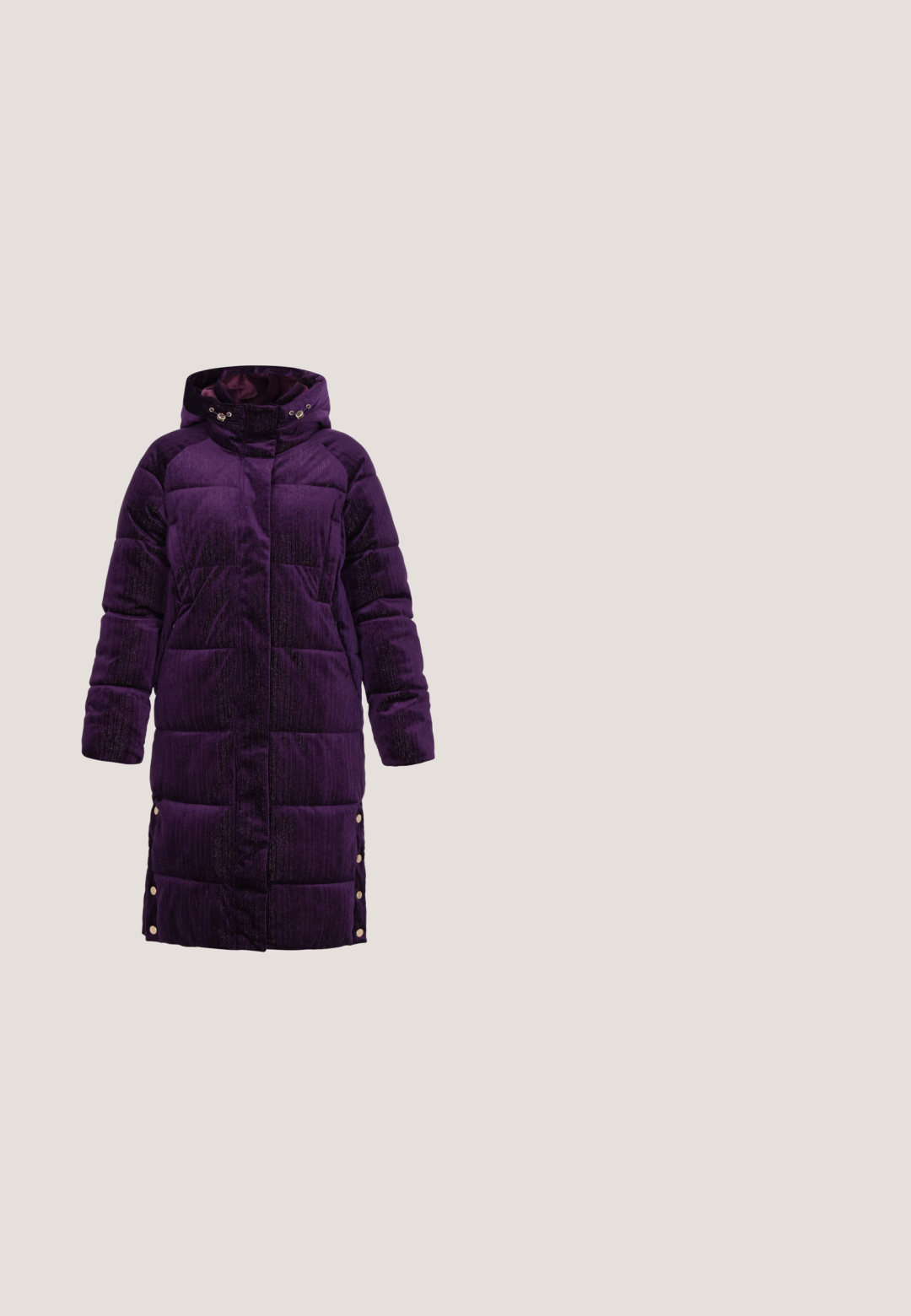 Manteau matelassé violet en tissu texturé, doté d'une capuche, de poches avant et de boutons-pression sur le côté pour un ajustement réglable.; QS T-shirt à manches longues - flieder; Pantalons larges bordeaux, avec des rayures blanches verticales, une texture lisse, et une taille ajustée avec poches latérales.; RAID WILMA - Bottes à plateau - black; Sac à main texturé bordeaux avec une fermeture éclair et une poignée courte. Il présente une forme rectangulaire et un accent logo doré à l'avant.; Boucles d'oreilles dorées avec un design floral rectangulaire, mettant en avant des feuilles vertes et des fleurs violettes, terminées par une goutte de perle blanche en dessous.